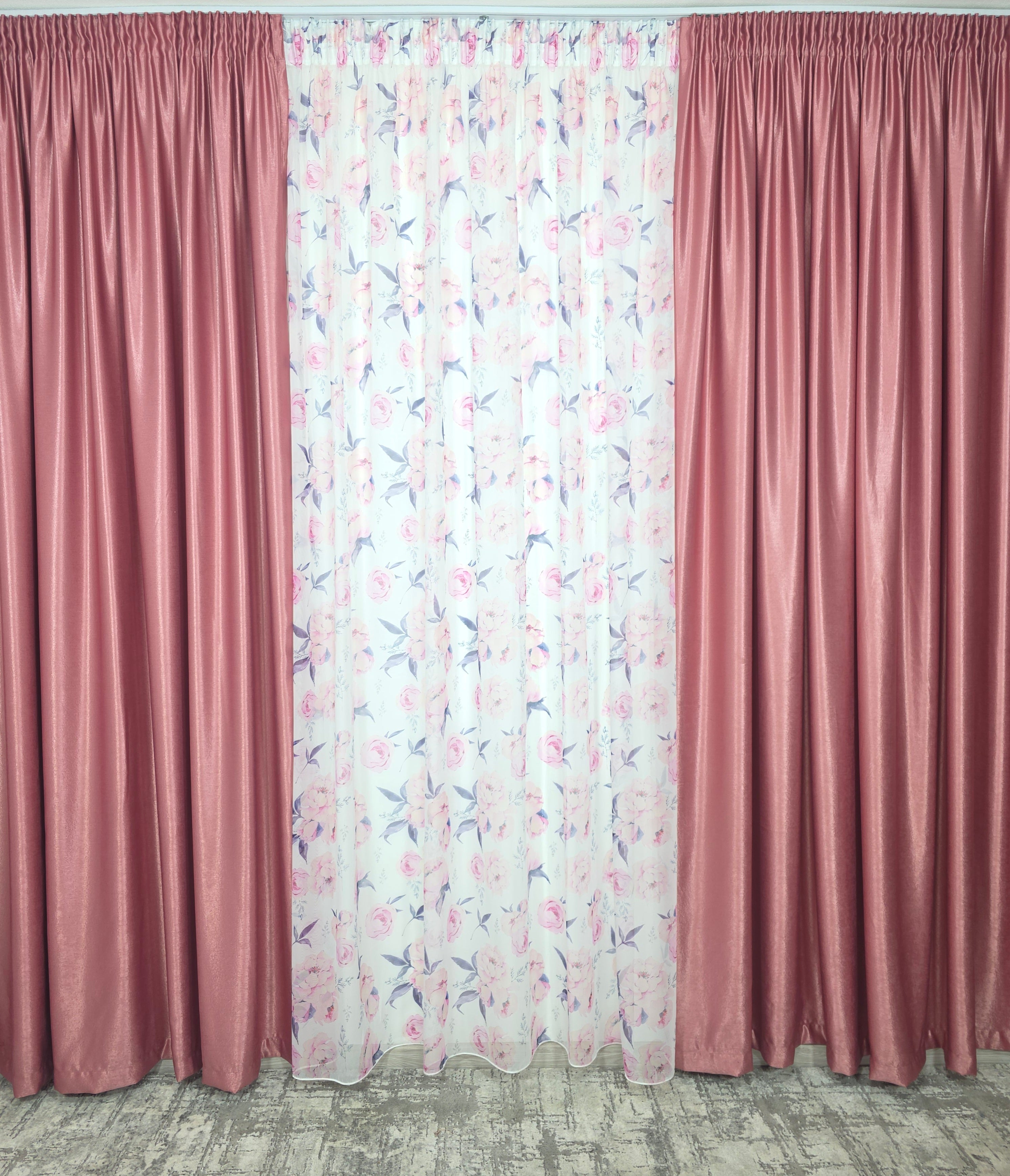 Set Gradina Reginei: Perdea Din Voal Cu Model Floral Si Draperie Soft Roz Semi-Opaca
