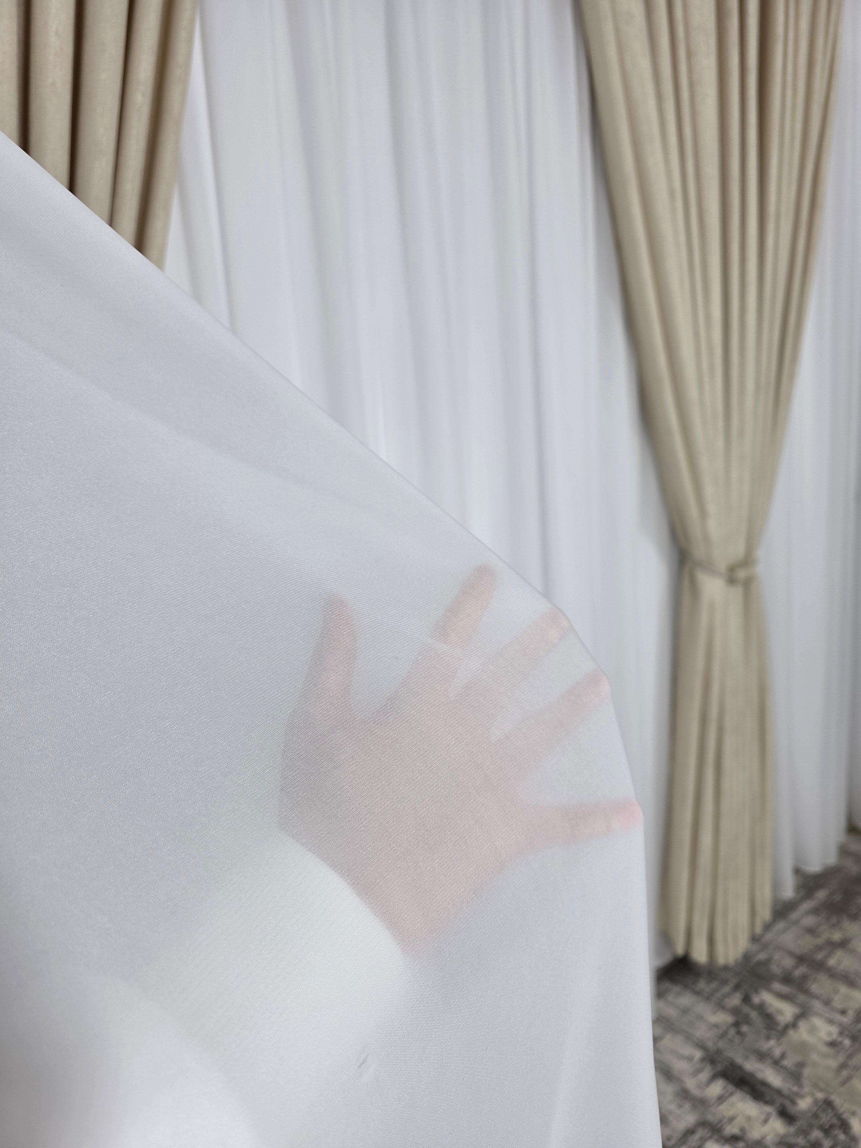 Colectia Lucy: perdea alba simpla voal si draperie crem cu model de vopsea decorativa