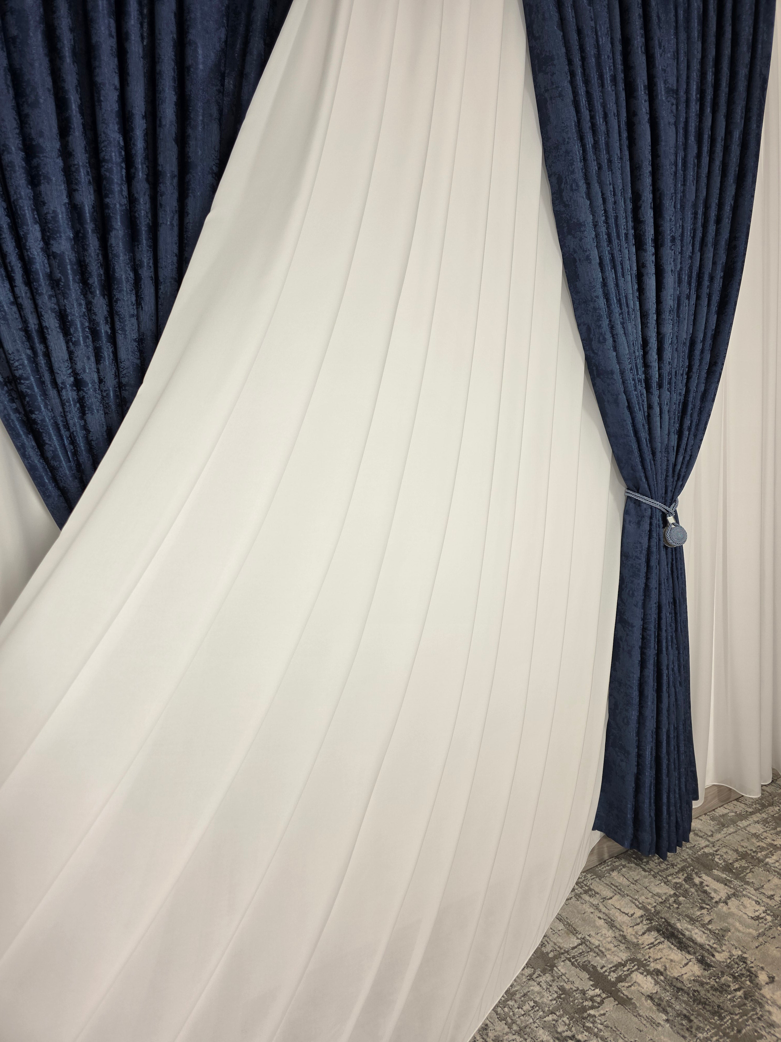 Colectia Decorativa: Perdea Ivoire Simpla si Draperie Tip Vopsea-Albastru Inchis