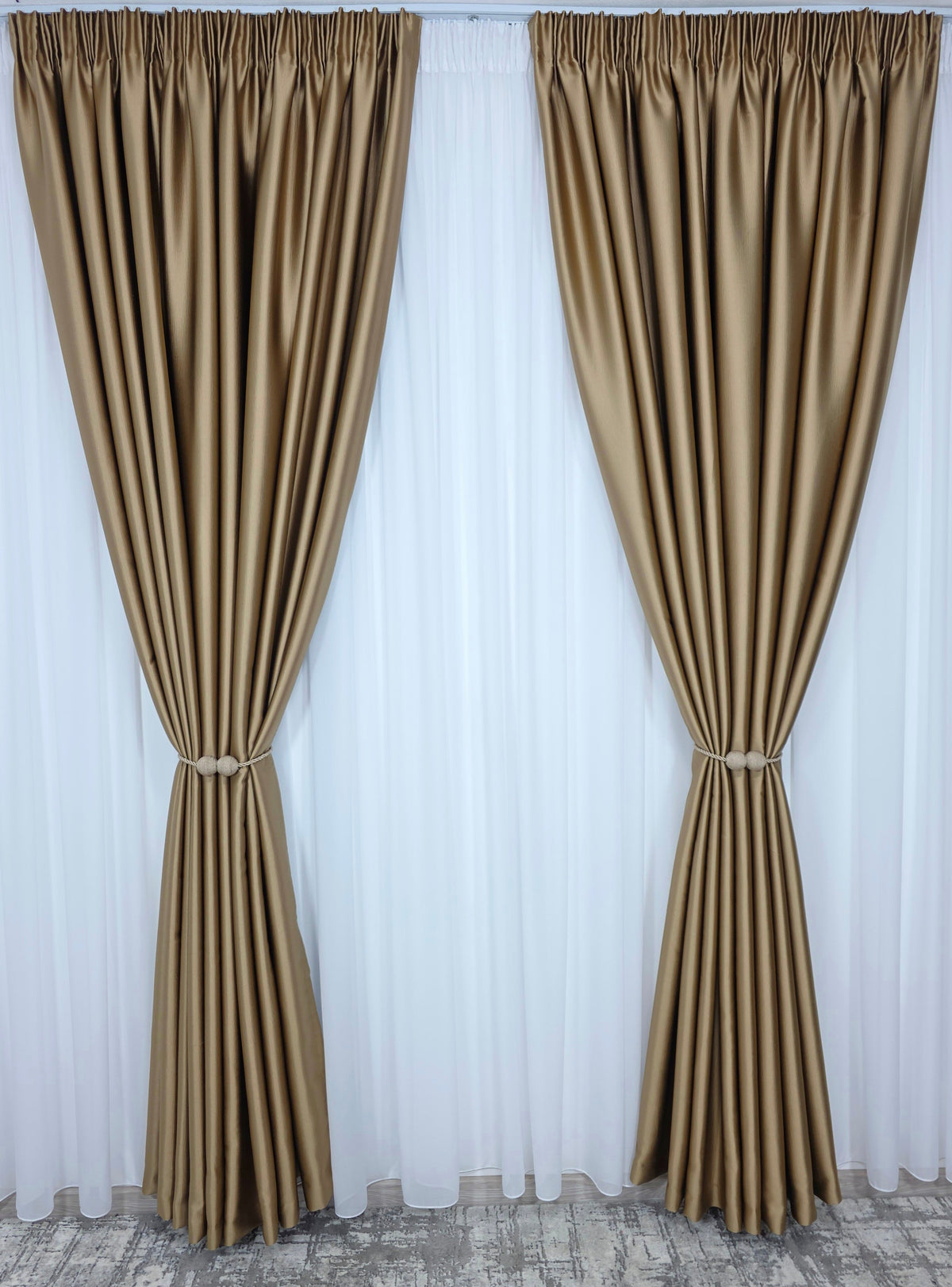 Colectia Noapte-Zi: Perdea voal alb premium si Draperie Paris blackout 100% opaca pe culoarea caramel