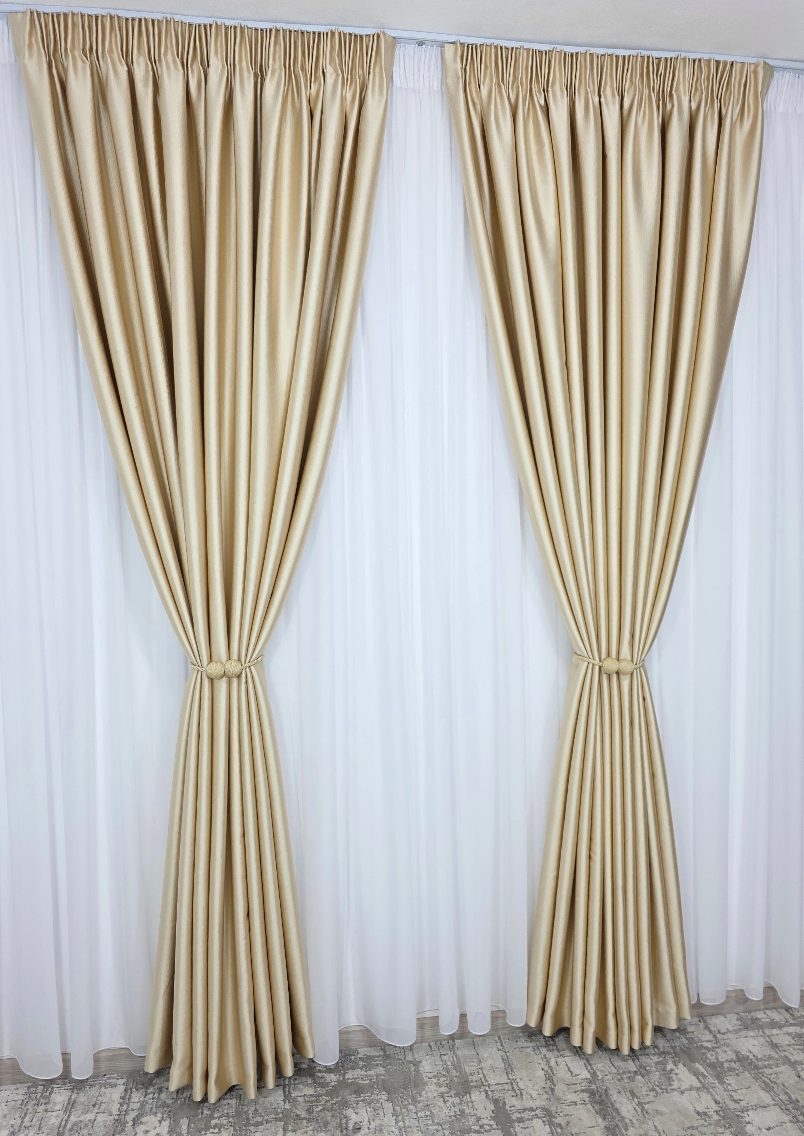 Colectia Noapte-Zi: Perdea voal alb premium si Draperie Paris blackout 100% opaca pe culoarea crem-auriu