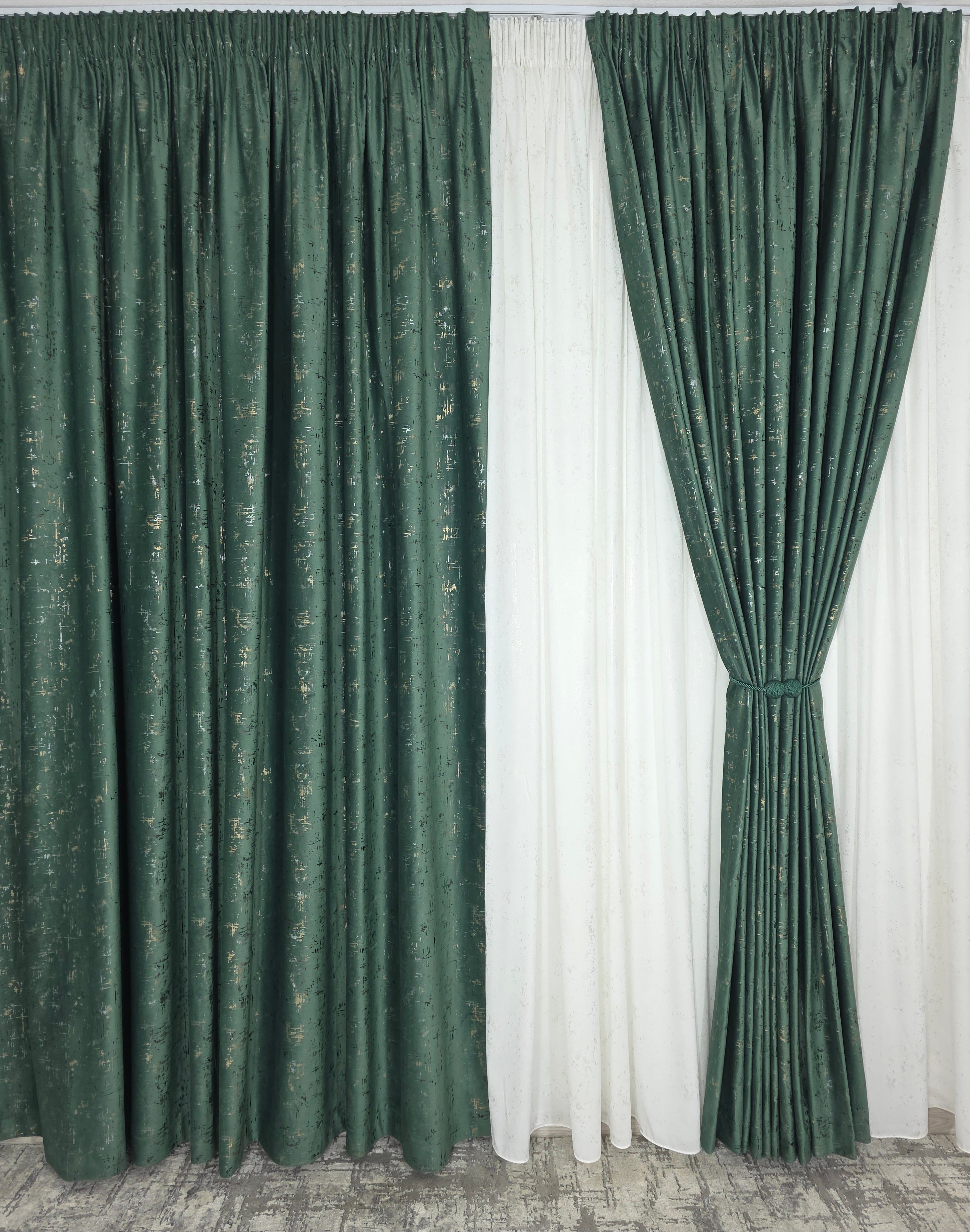 Colectia Royal: Perdea Alba Din Matase Cu Insertii Aurii Varianta 2 Si Draperie Catifea Verde Smarald Cu Insertii