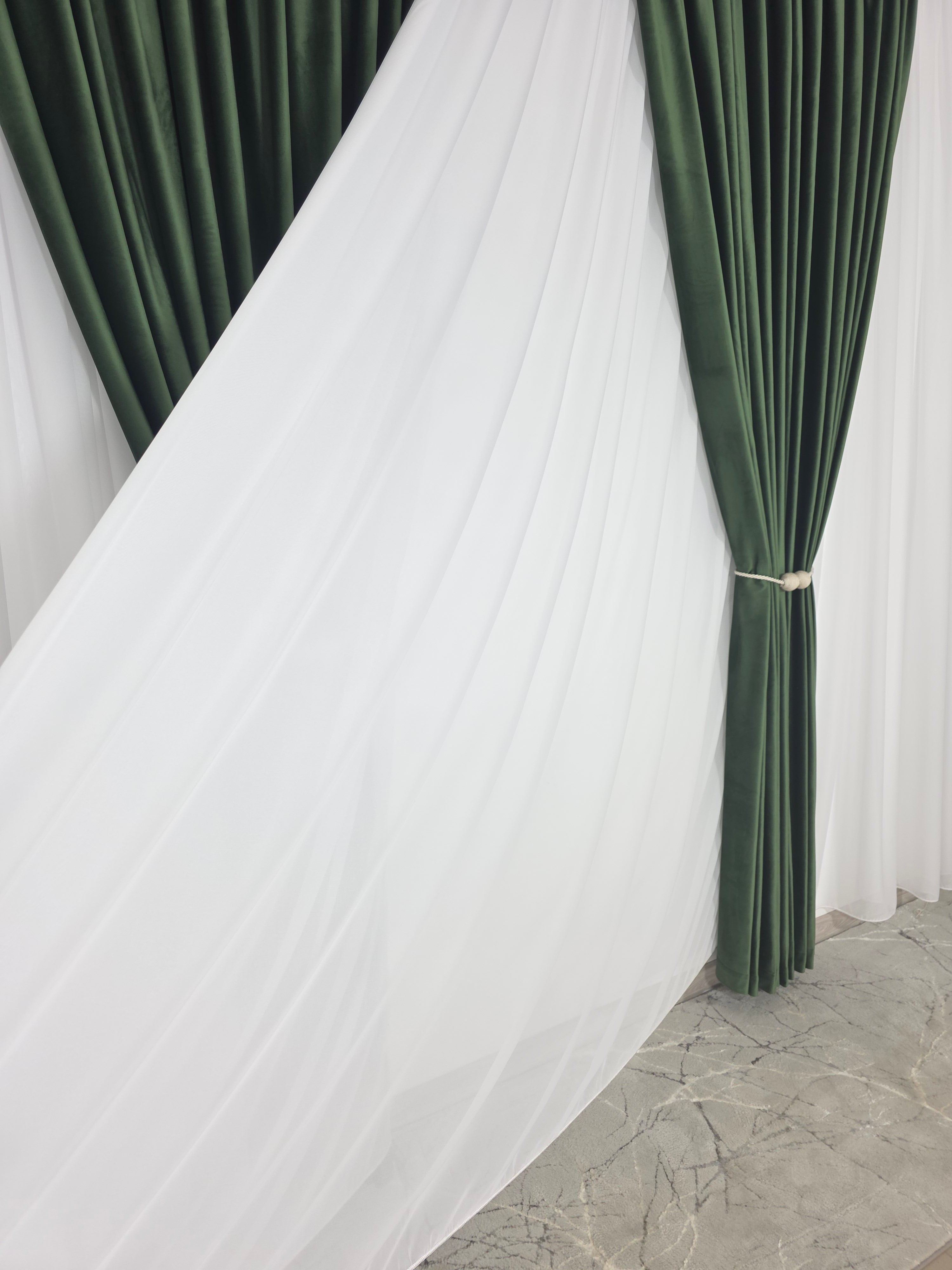Set Narcisa: Perdea Alba Din Voal Si Draperie Catifea Verde Olive