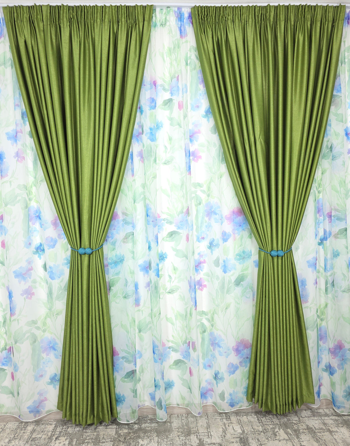 Set Camp Verde – Perdea din Voal cu Model Floral si Draperie Soft Verde Olive – Ideal pentru Livinguri Naturale cu Canapele Crem, Mobilier Lemn Natur si Decoruri in Tonuri Pamantii – Confectionat pe Comanda