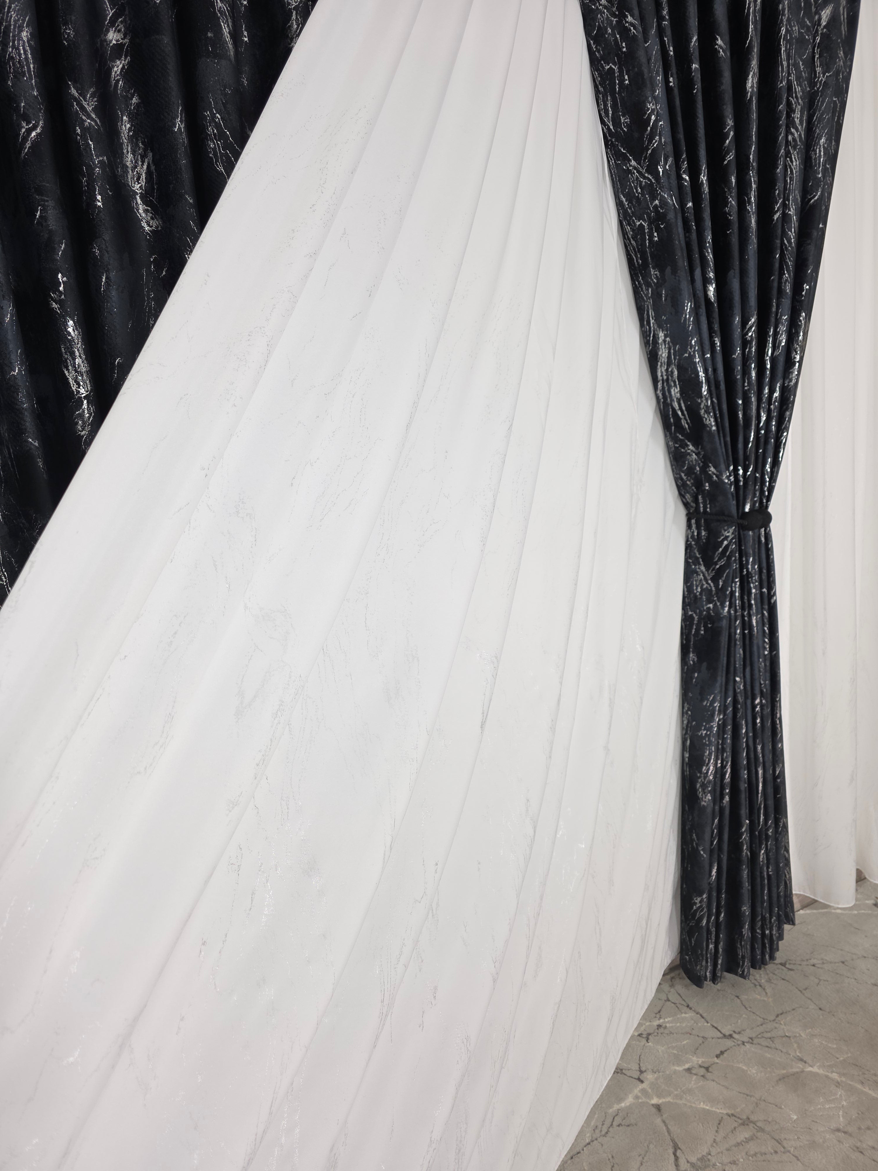 Colectia Venetia: perdea din matase cu insertii argintii varianta 3 si draperie din catifea cu insertii argintii - Negru