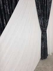 Colectia Milano – Perdea din Matase cu Insertii Argintii Varianta 3 si Draperie Catifea Neagra cu Insertii Argintii – Ideal pentru Livinguri Elegante cu Canapele Crem, Mobilier Alb si Accente Argintii – Confectionat pe Comanda