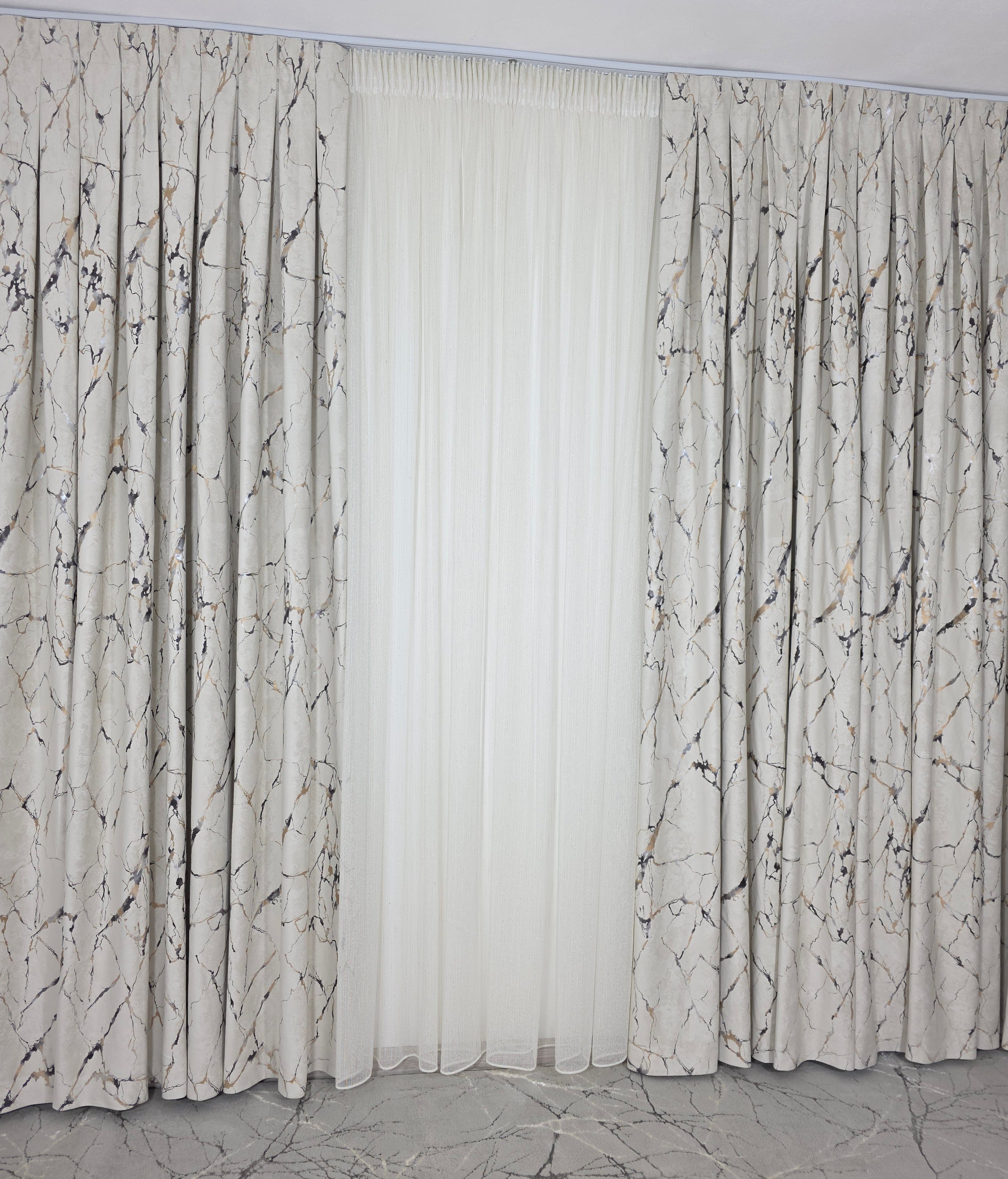 Colectia Majestic: Perdea Crem Din Borangic Cu Sidef Auriu Si Draperie Catifea Bej Cu Insertii
