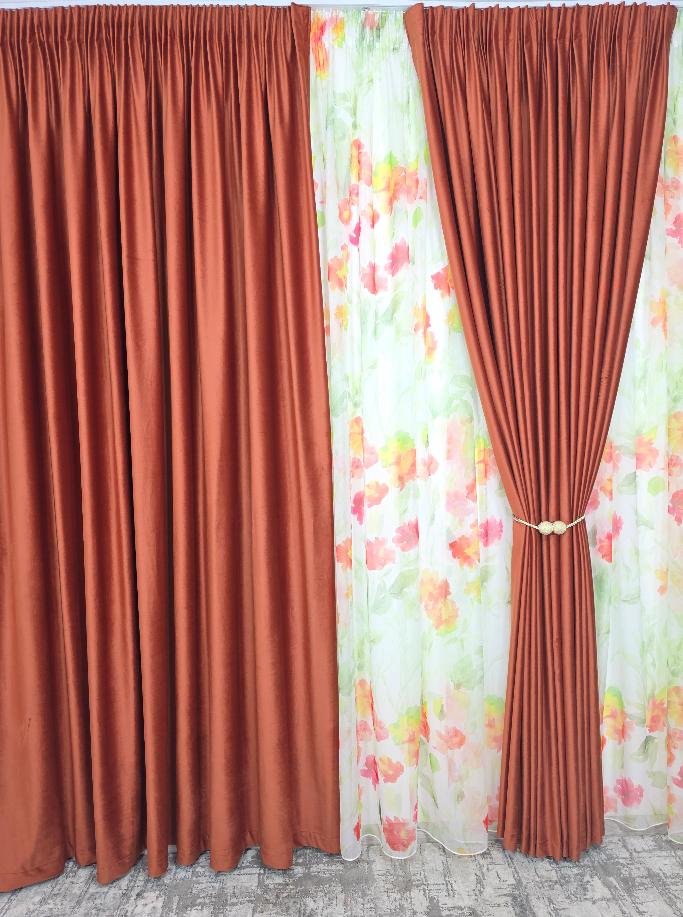 Set Petale in Cupru: Perdea Din Voal Cu Model Floral Si Draperie Catifea Caramiziu