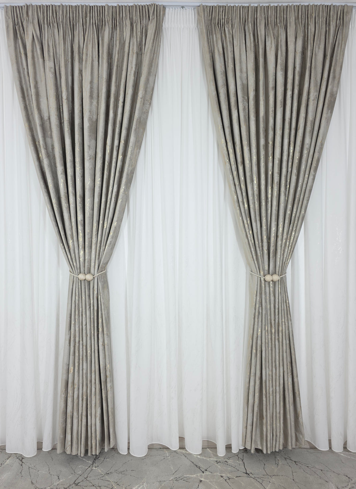 Set Iancu: Perdea din Voal Premium și Draperie Catifea Grej cu Inserții Aurii Blackout 90% – Ideal pentru Living și Dormitor în Nuanțe Crem, Bej și Lemn Natur