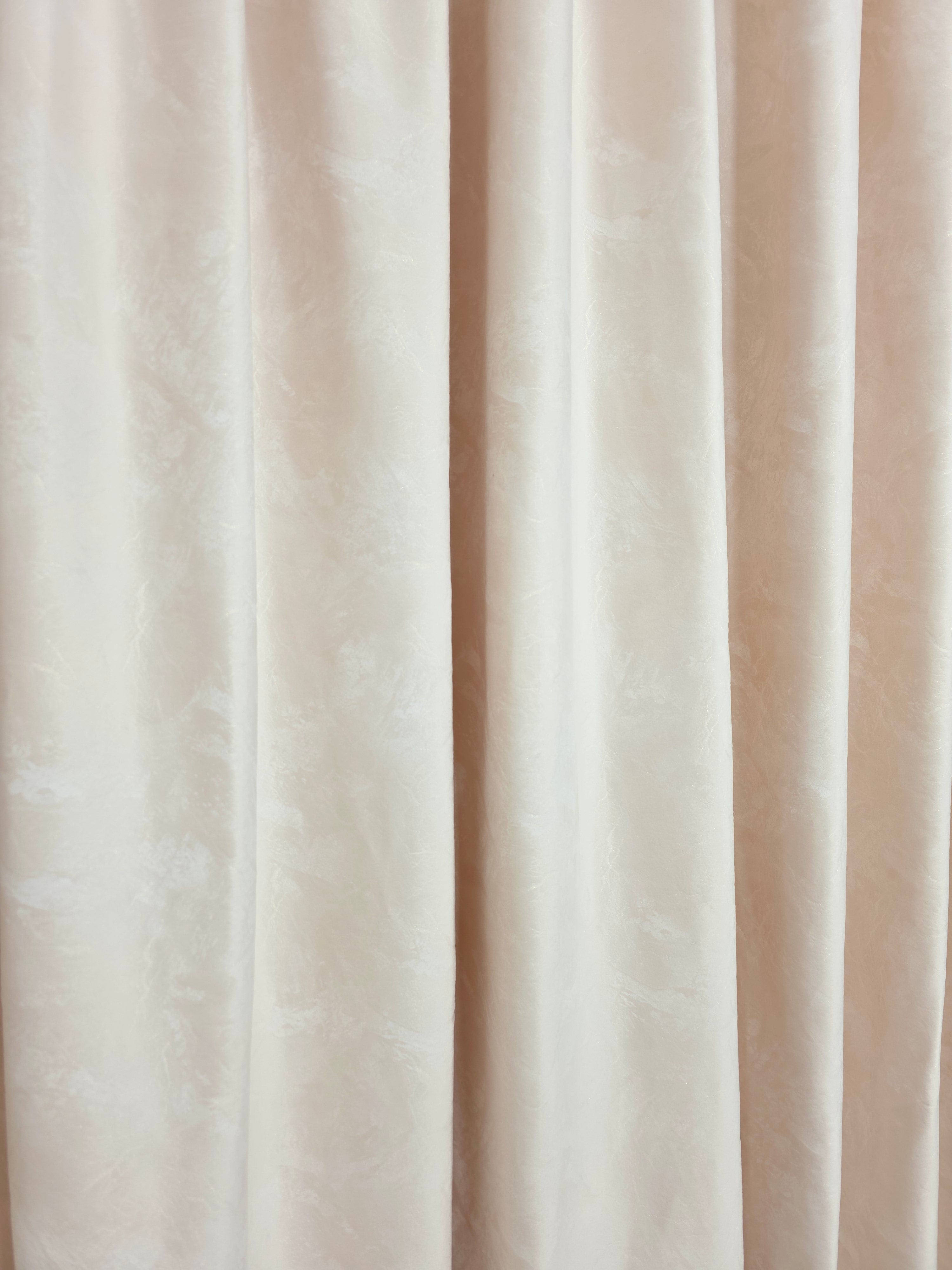 Colectia Santorini: Perdea alba cu sclipici și Draperie Catifea piersicuta tip vopsea pensulata cu insertii aurii