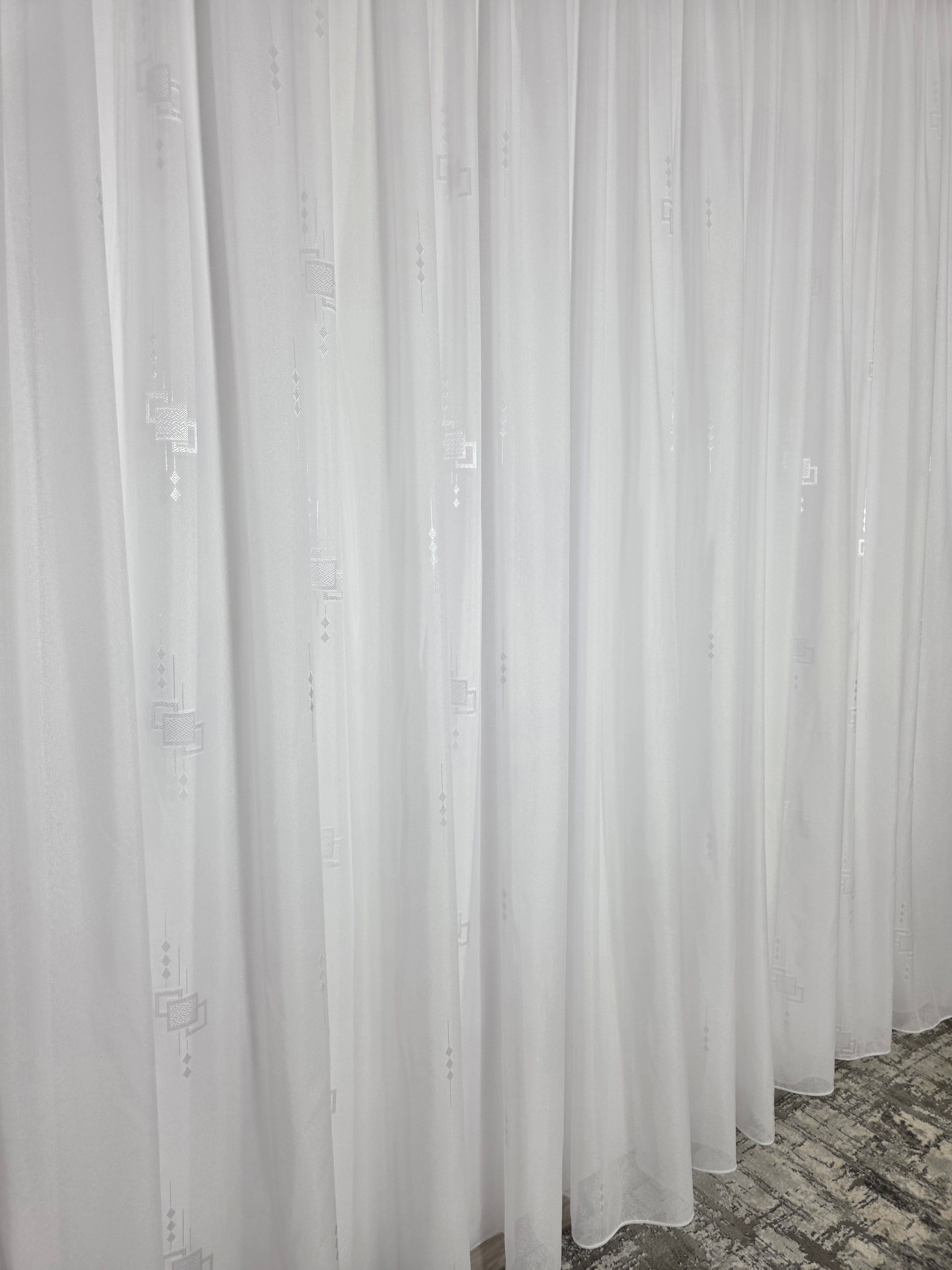 Set Alina: perdea in cristal alb cu forme geometrice si draperie catifea miere