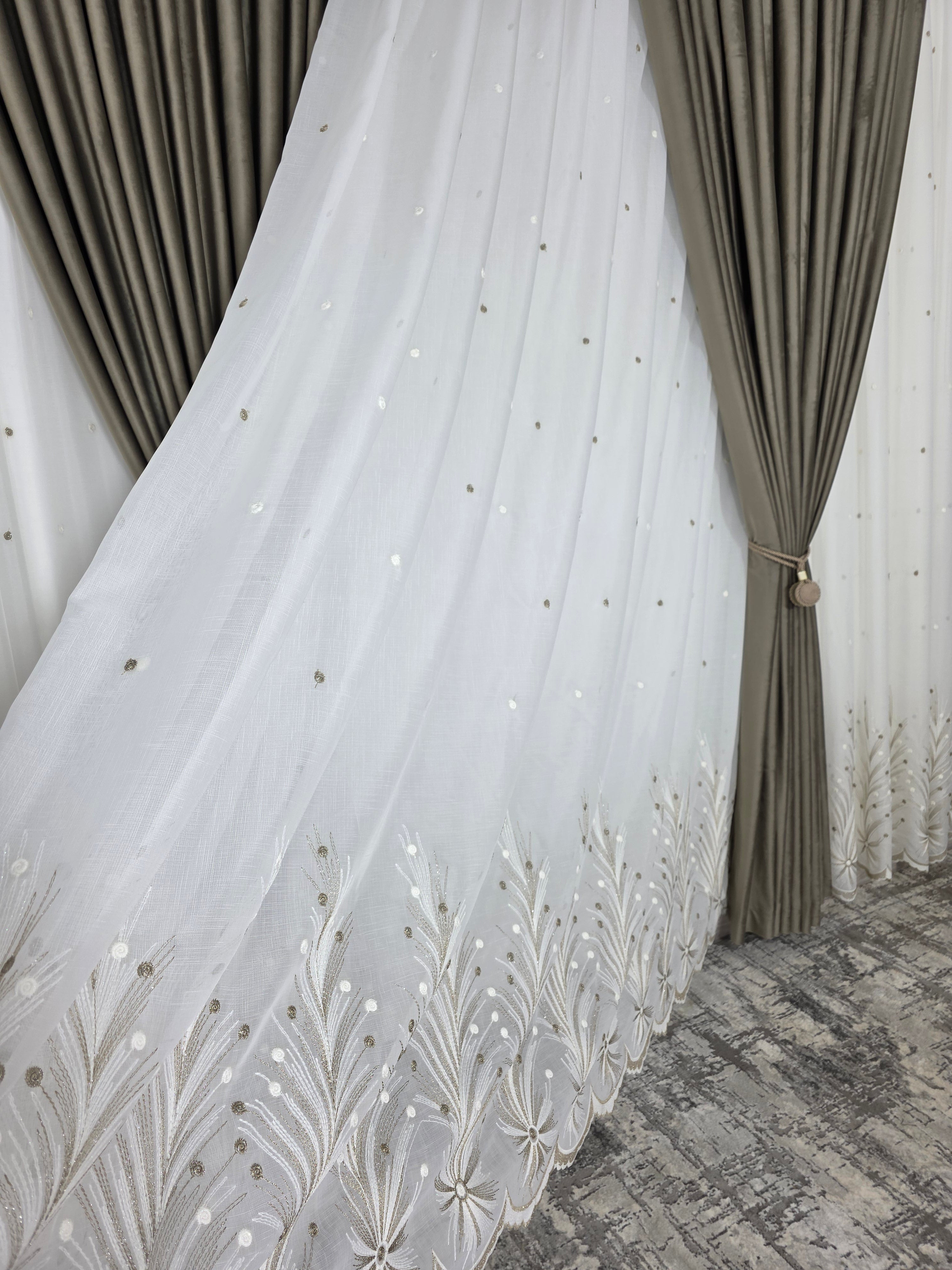 Set Gabriela: perdea ivoire in cristal cu broderie bej si draperie catifea bej inchis