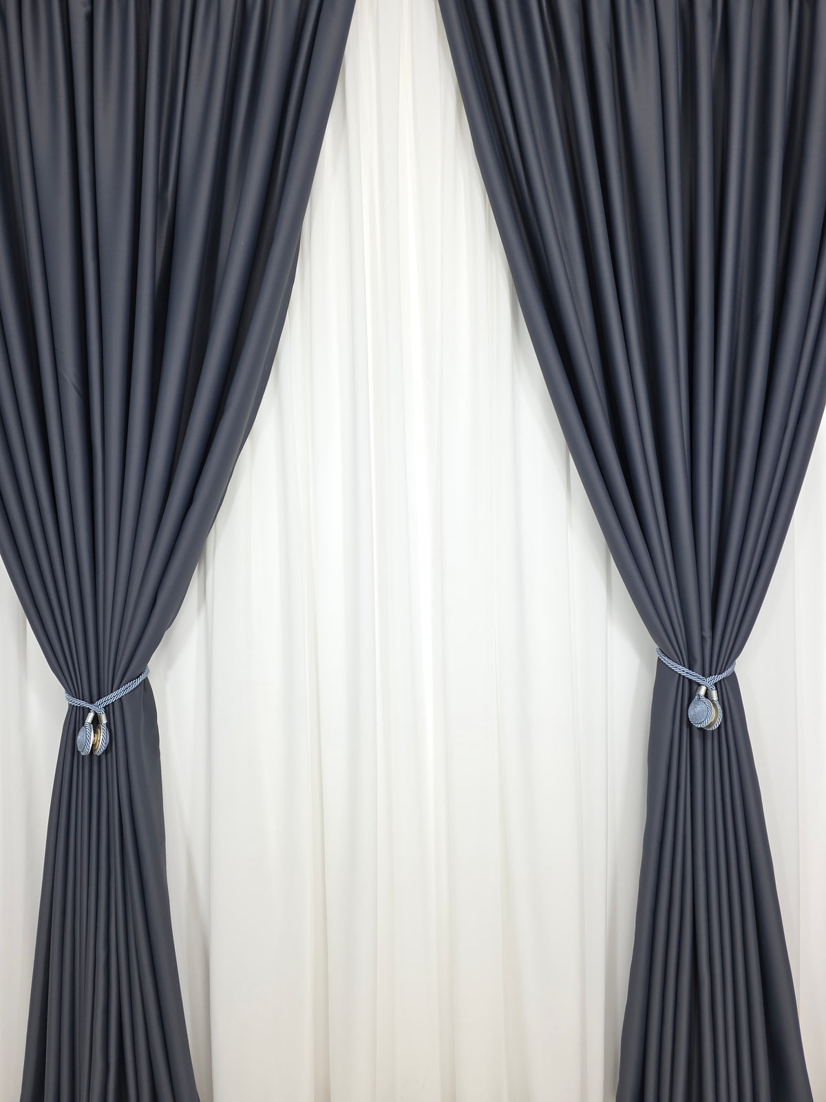 Colectia Blackout Varianta 2005 Perdea Alba Voal Premium Jorjet si Draperie Gri Antracit Blackout 90-95% pentru Living si Dormitor in Nuante Alb, Gri si Antracit