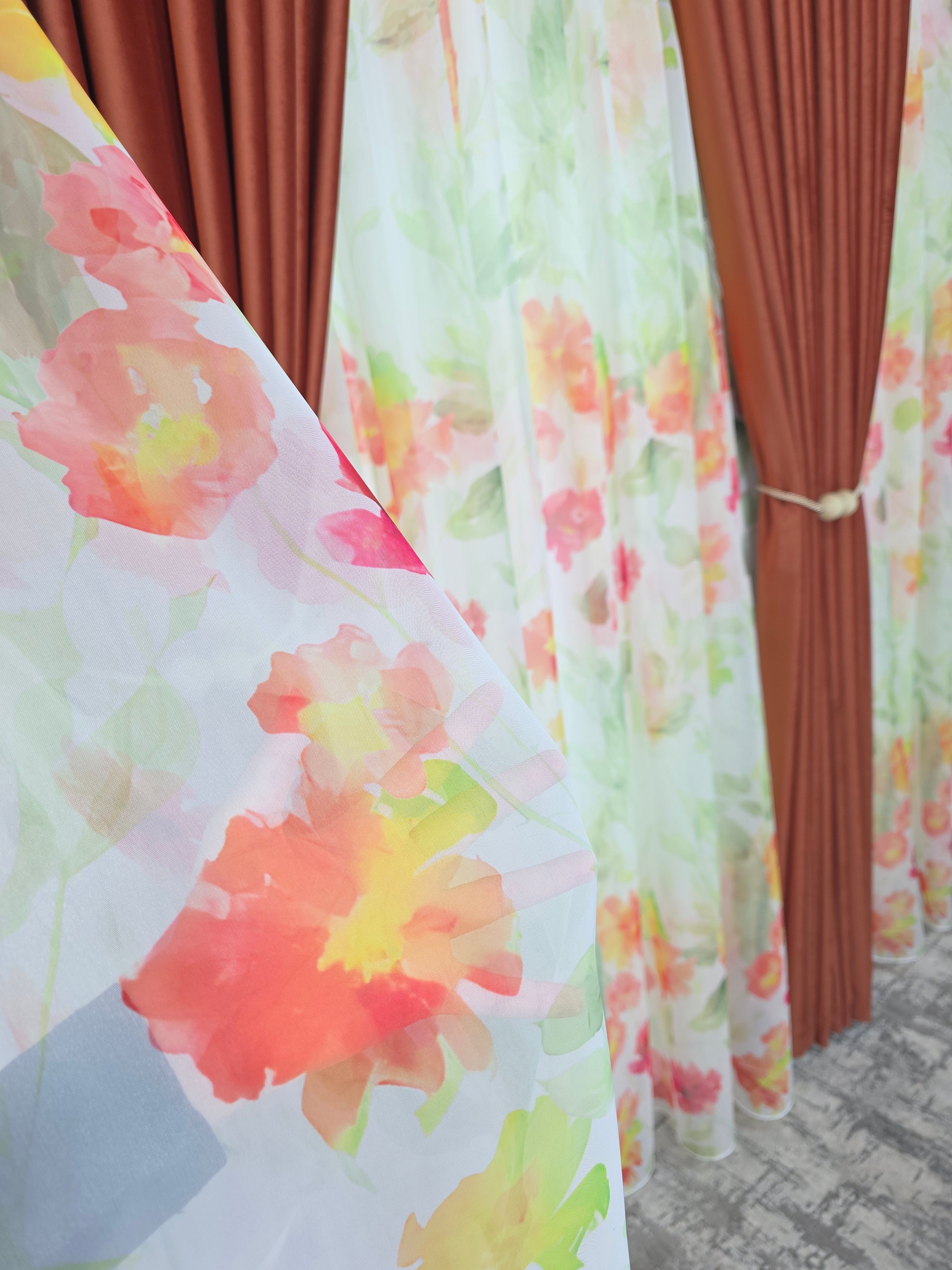 Set Petale in Cupru: Perdea Din Voal Cu Model Floral Si Draperie Catifea Caramiziu