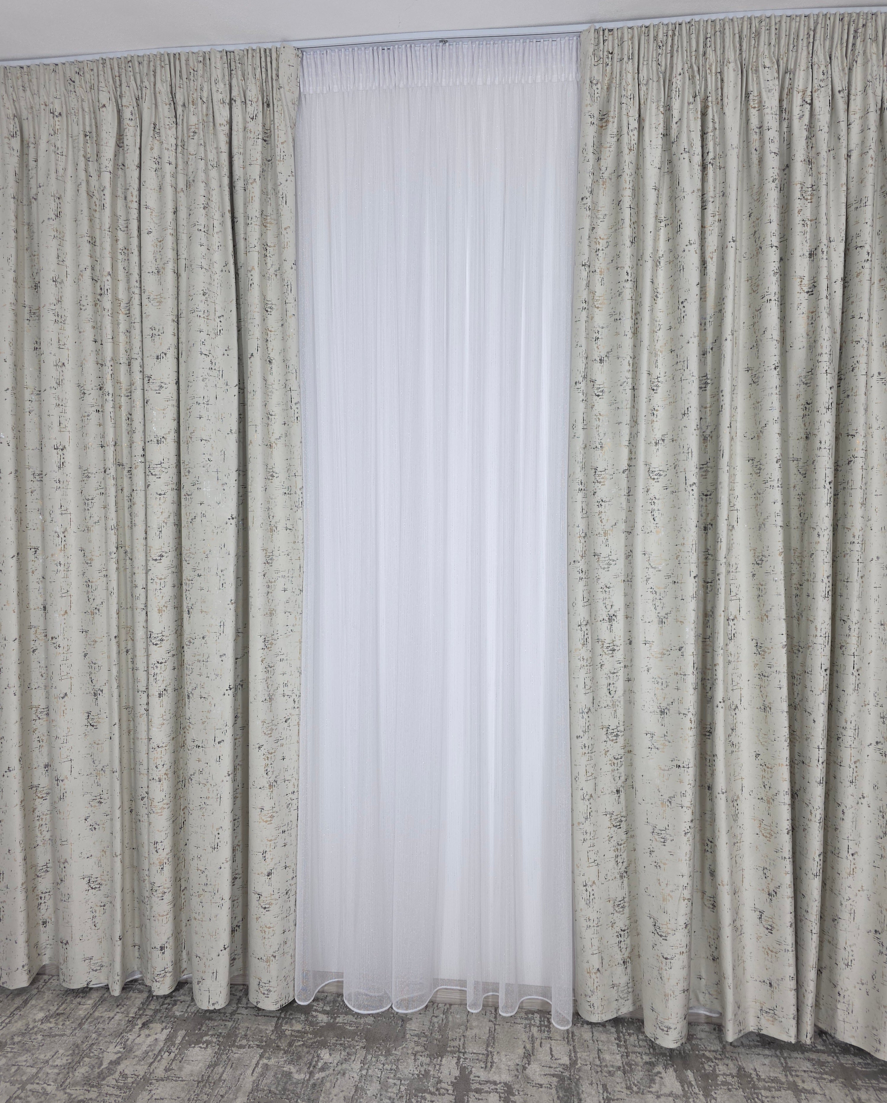 Colectia Pandantiv: Perdea Alba Din Borangic Cu Sidef Argintiu Si Draperie Catifea Crem Cu Insertii