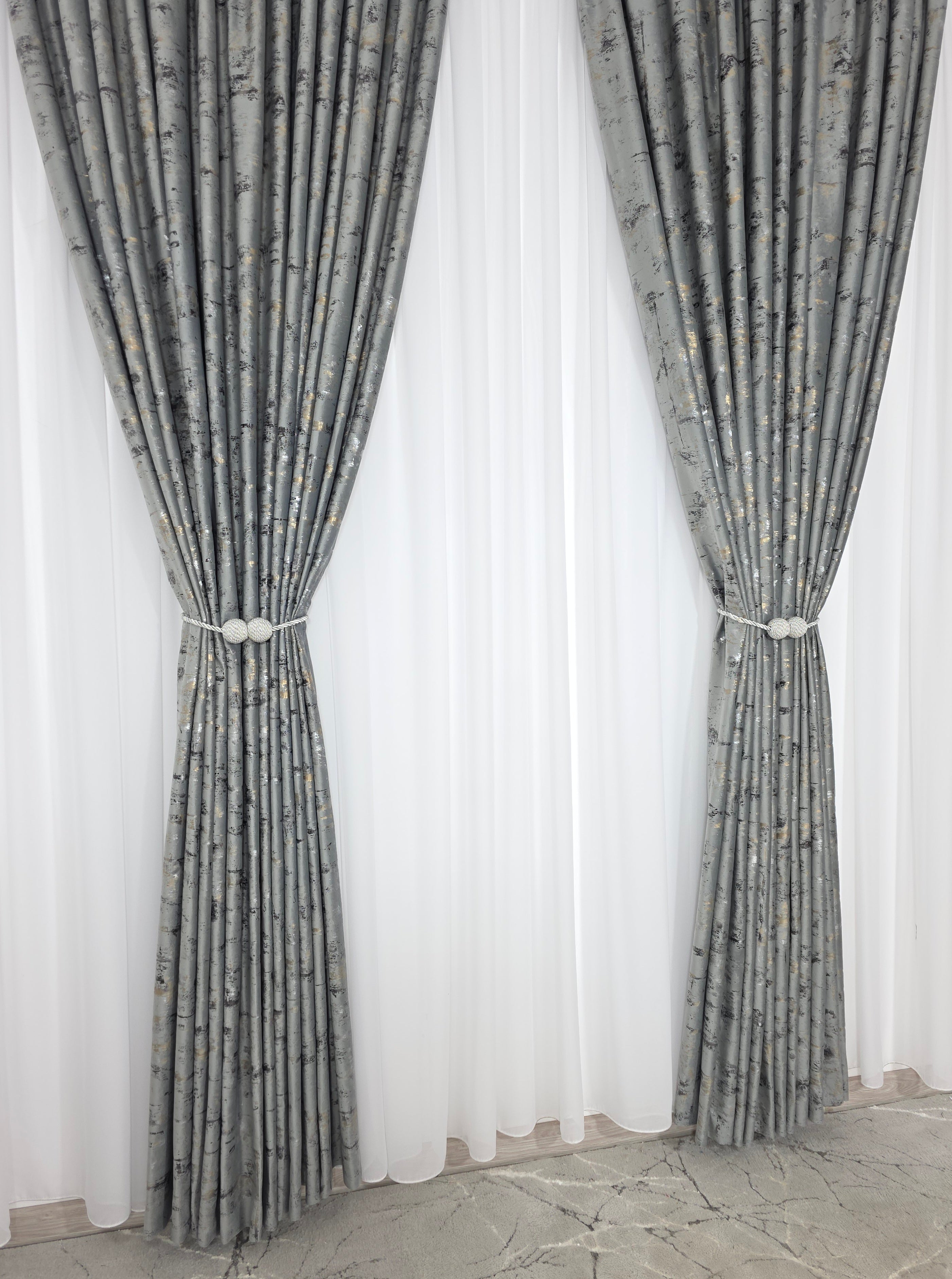 Colectia Elegance: Perdea Voal Premium Si Draperie Catifea Gri Mediu Cu Insertii model Golden