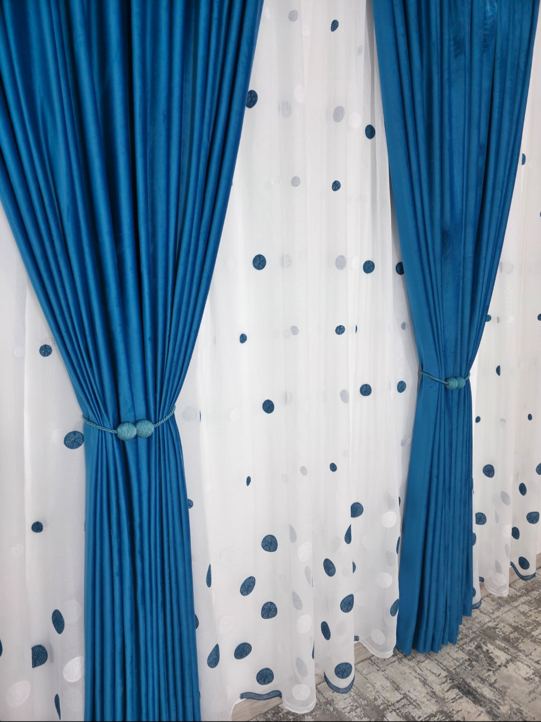 Set Liana: perdea alba din in cu buline turcoaz cu draperie catifea turcoaz