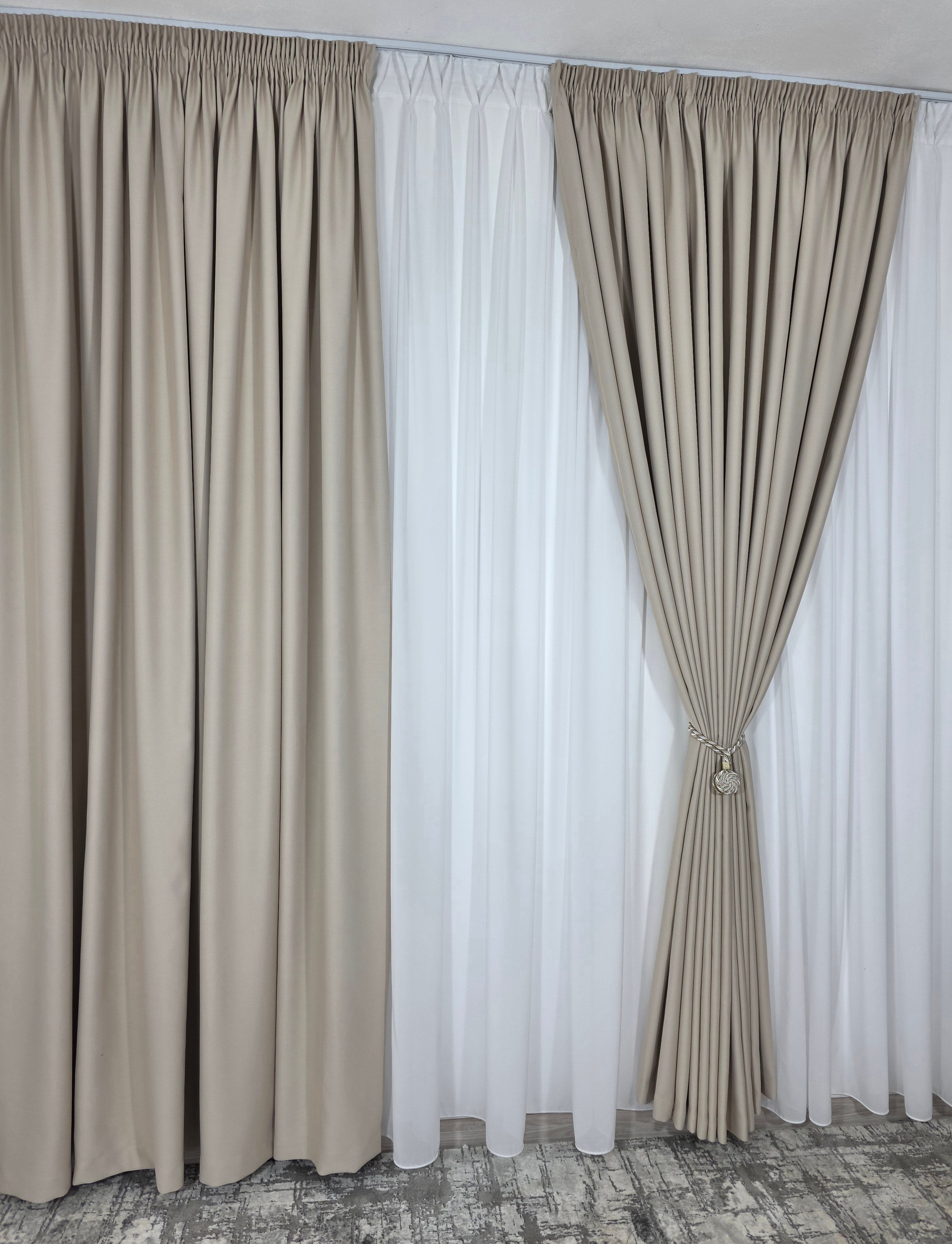 Colectia Blackout: Perdea Matase Alba Si Draperie Crem-Roze Blackout 80%