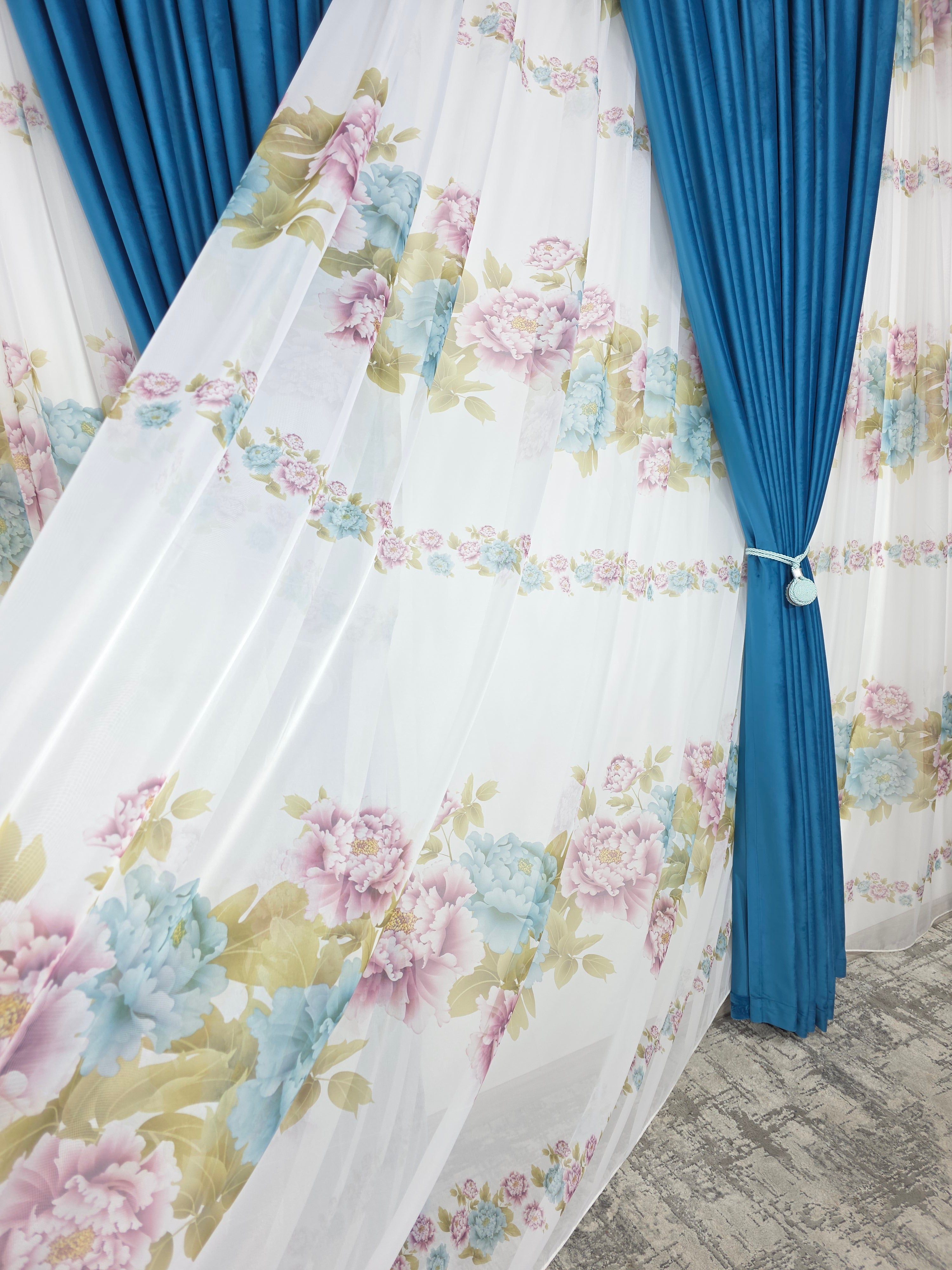 Set Grădină în Azur: Perdea Din Voal Cu Model Floral Si Draperie Catifea Turcoaz