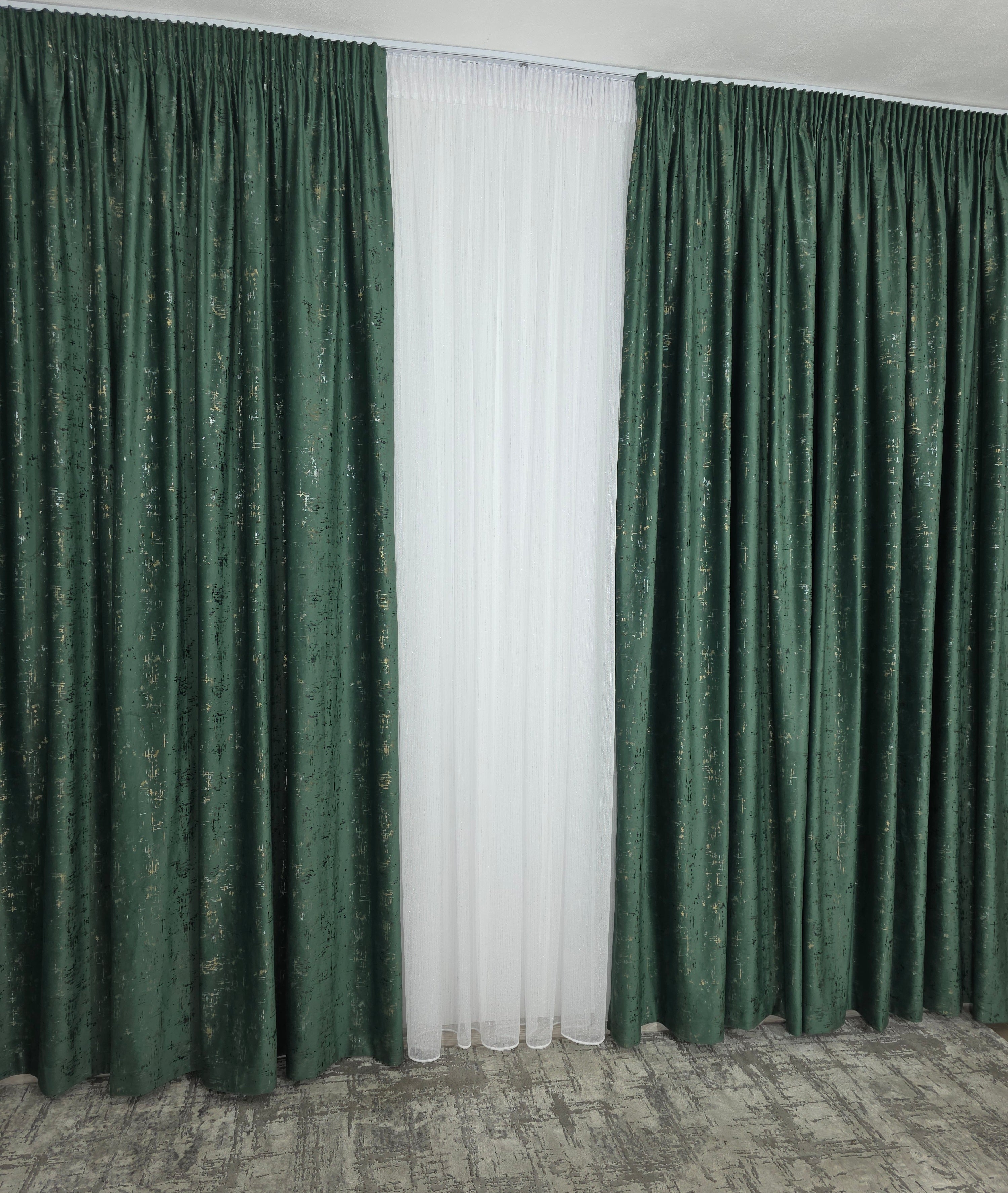 Colectia Pandantiv: Perdea Alba Din Borangic Cu Sidef Argintiu Si Draperie Catifea Verde Smarald Cu Insertii