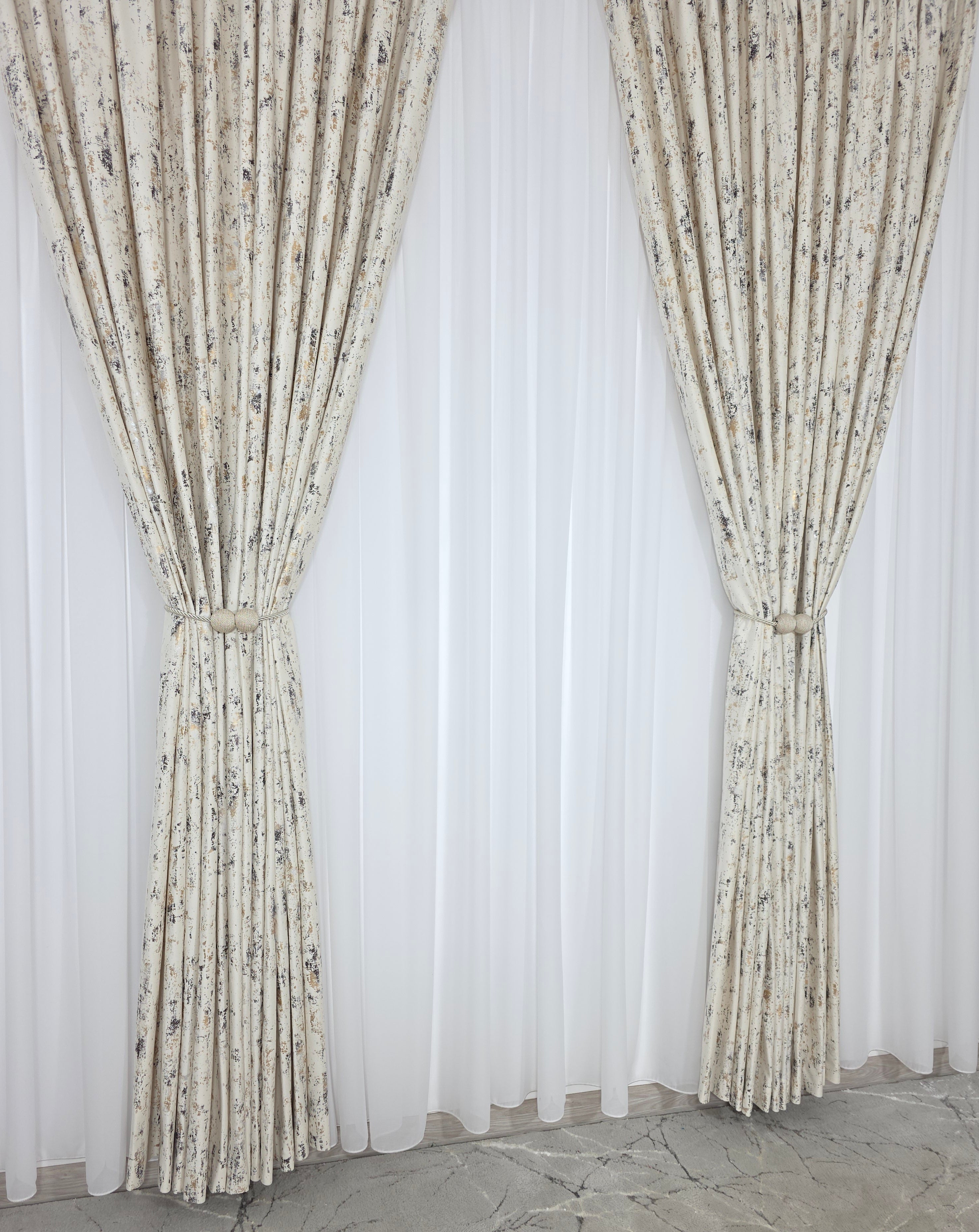 Colectia Elegance: Perdea Voal Premium Si Draperie Catifea Bej Cu Insertii model Golden