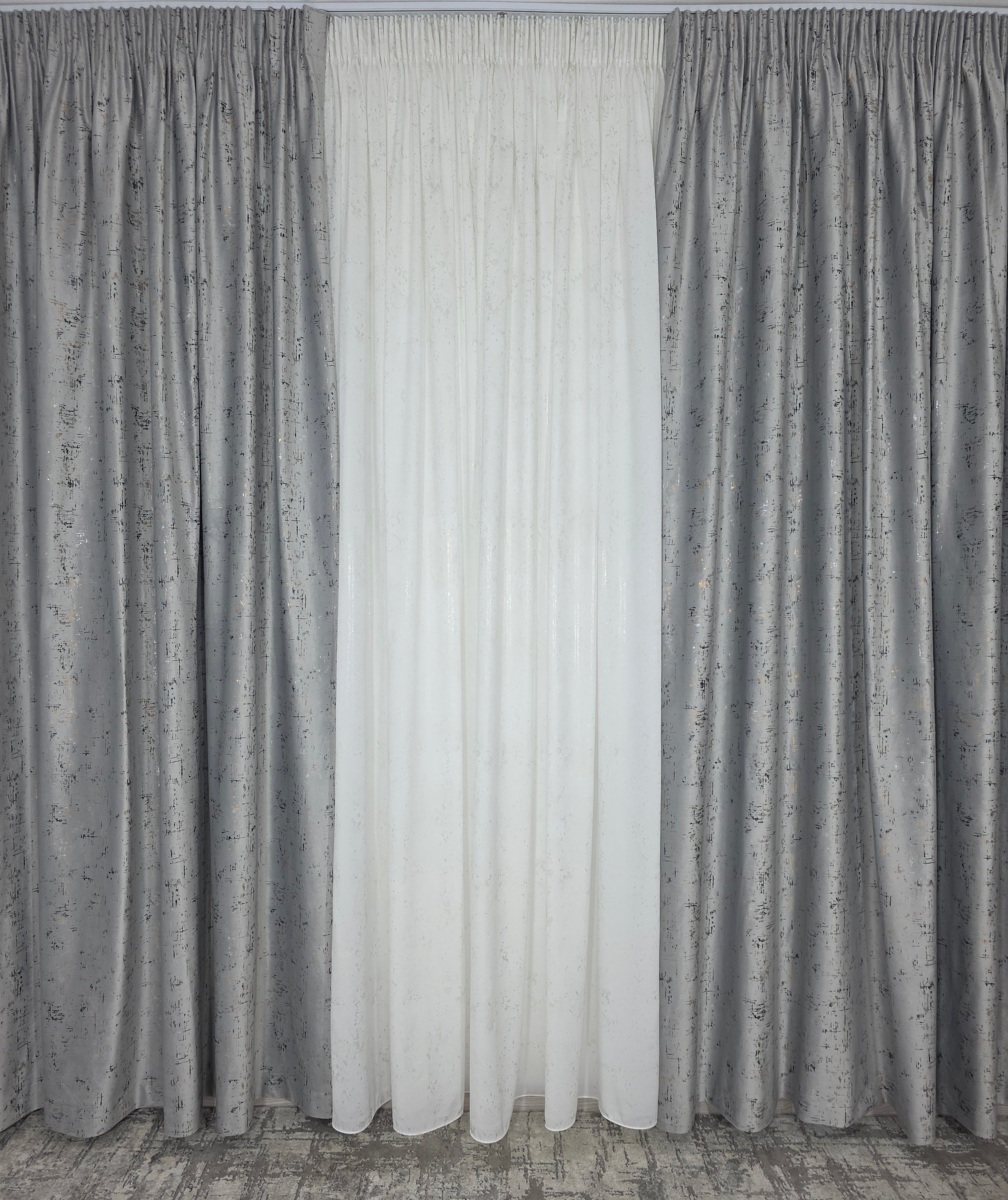 Colectia Royal: Perdea Alba Din Matase Cu Insertii Aurii Varianta 2 Si Draperie Catifea Gri Deschis Cu Insertii
