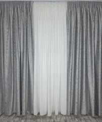 Colectia Royal: Perdea Alba Din Matase Cu Insertii Aurii Varianta 2 Si Draperie Catifea Gri Deschis Cu Insertii