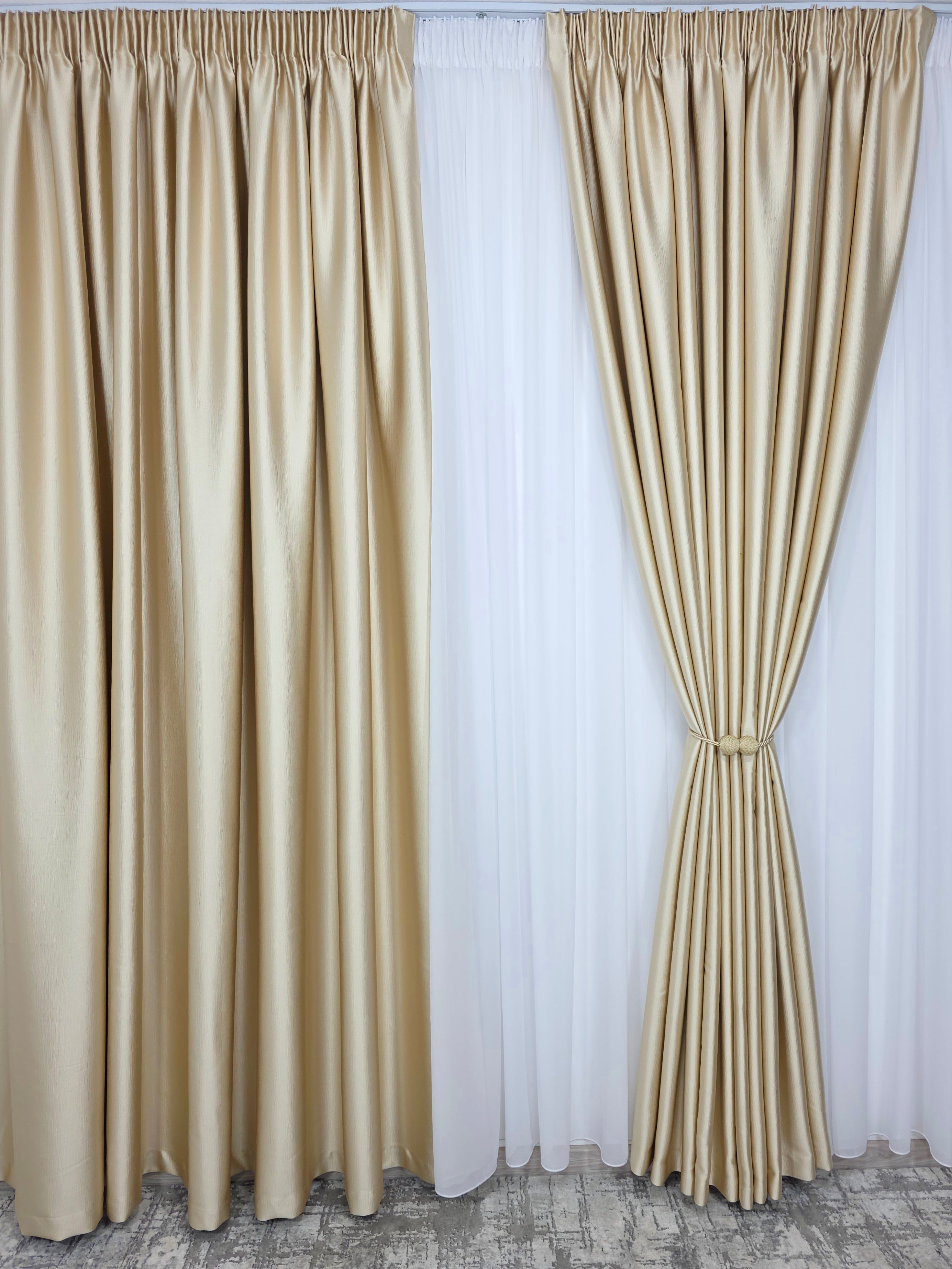Colecția Noapte-Zi: Perdea voal alb premium si Draperie Paris blackout 100% opacă pe culoarea crem-auriu