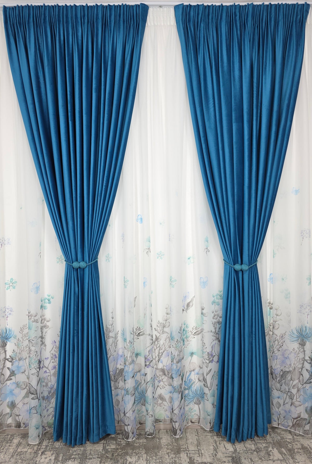 Set Laguna de Safir – Perdea din Voal cu Model Floral si Draperie Catifea Turcoaz Azur – Ideal pentru Livinguri Luminoase cu Canapele Crem, Mobilier Alb sau Gri si Accente Turcoaz – Confectionat pe Comanda
