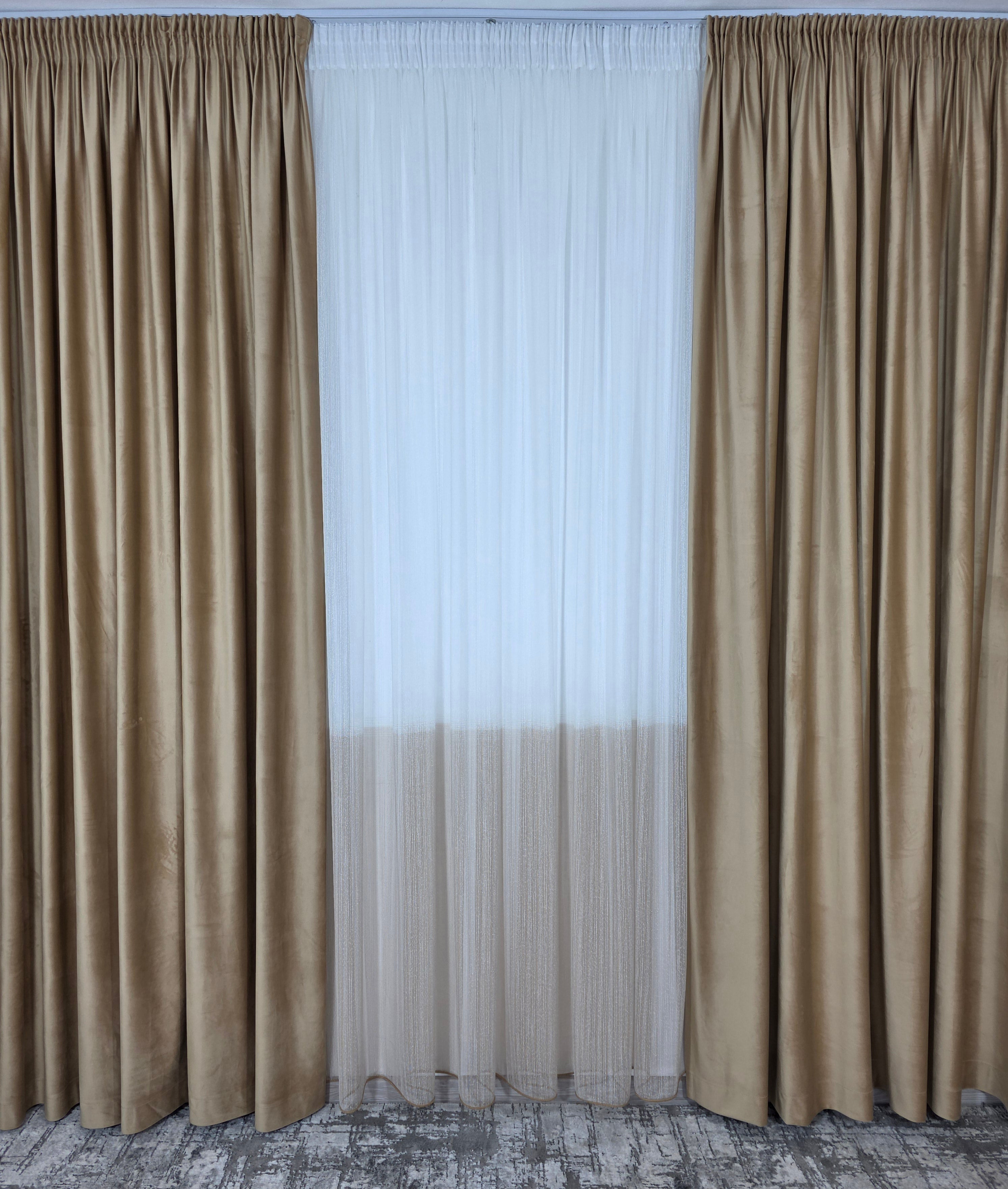 Set Marigold: perdea in doua culori alb-capucino tip borangic si draperie catifea crem-miere
