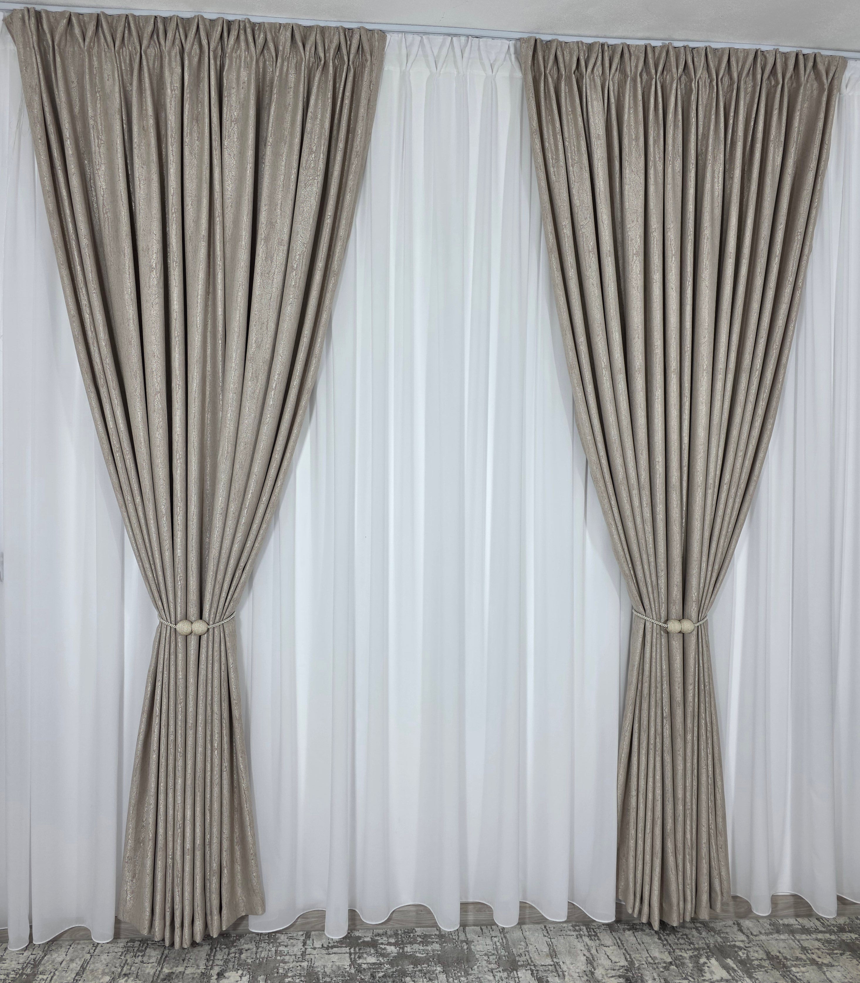 Colectia Lucy: perdea alba simpla voal si draperie bej cu model de vopsea decorativa