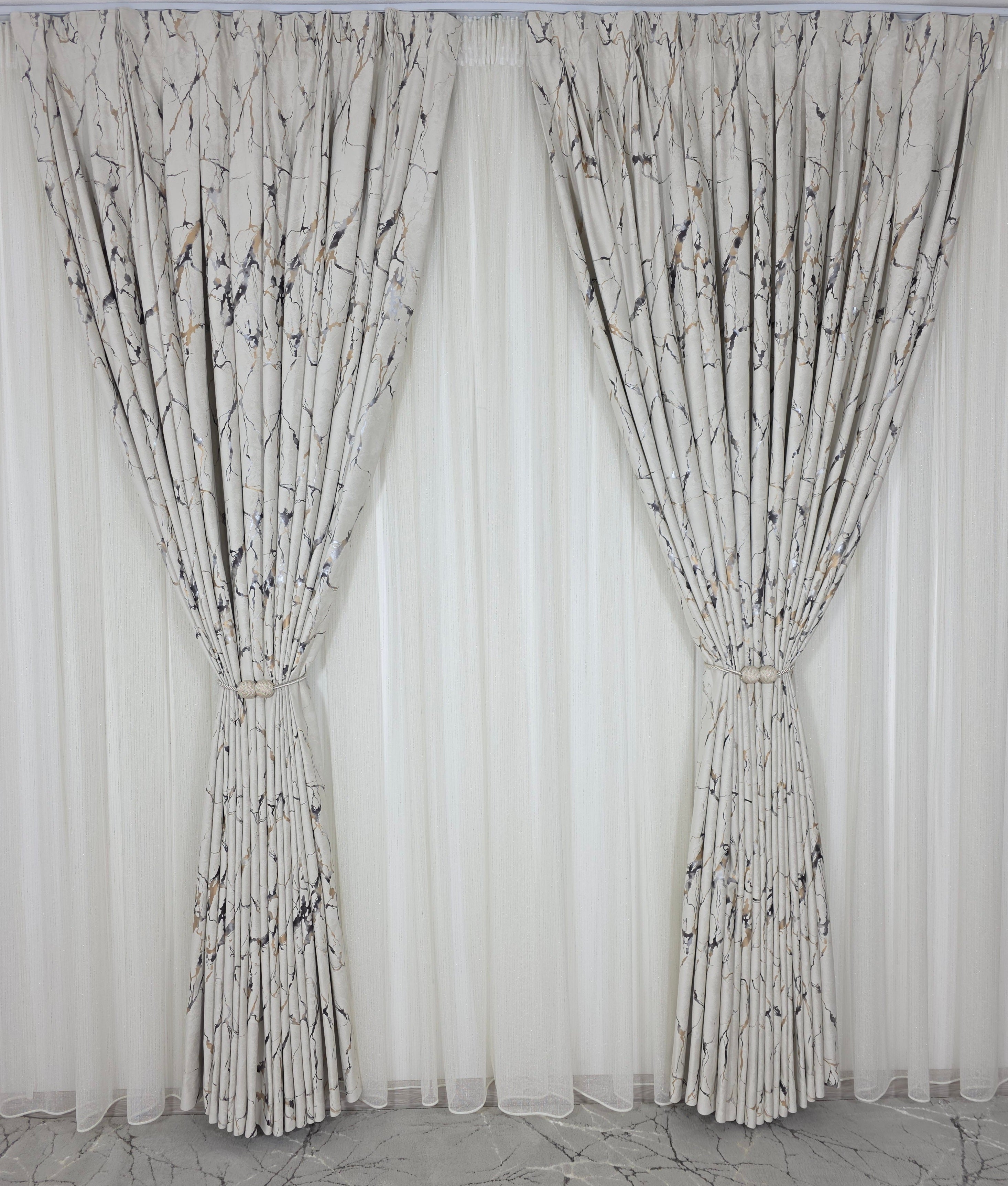 Colectia Majestic: Perdea Crem Din Borangic Cu Sidef Auriu Si Draperie Catifea Bej Cu Insertii