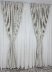Colectia Royal: Perdea Alba Din Matase Cu Insertii Aurii Varianta 2 Si Draperie Catifea Crem Cu Insertii