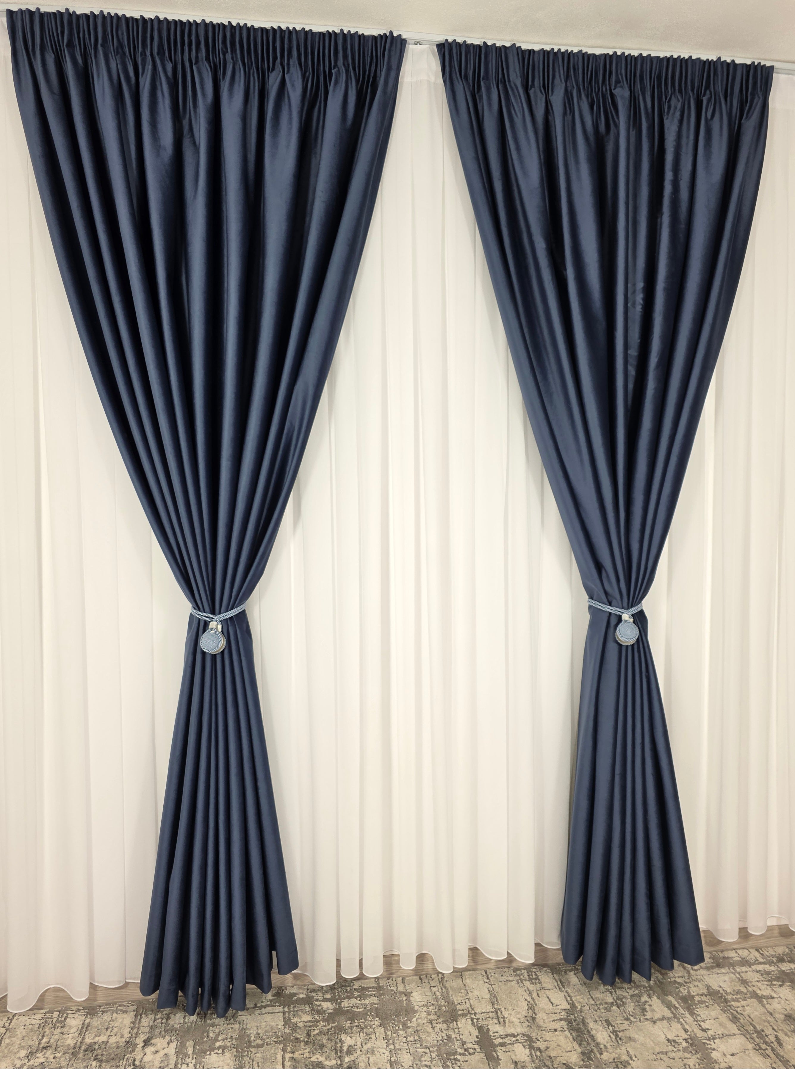Set Premium: Perdea Matase Ivoire și Draperie Albastru Inchis Catifea Garantat Opacă Blackout 100%
