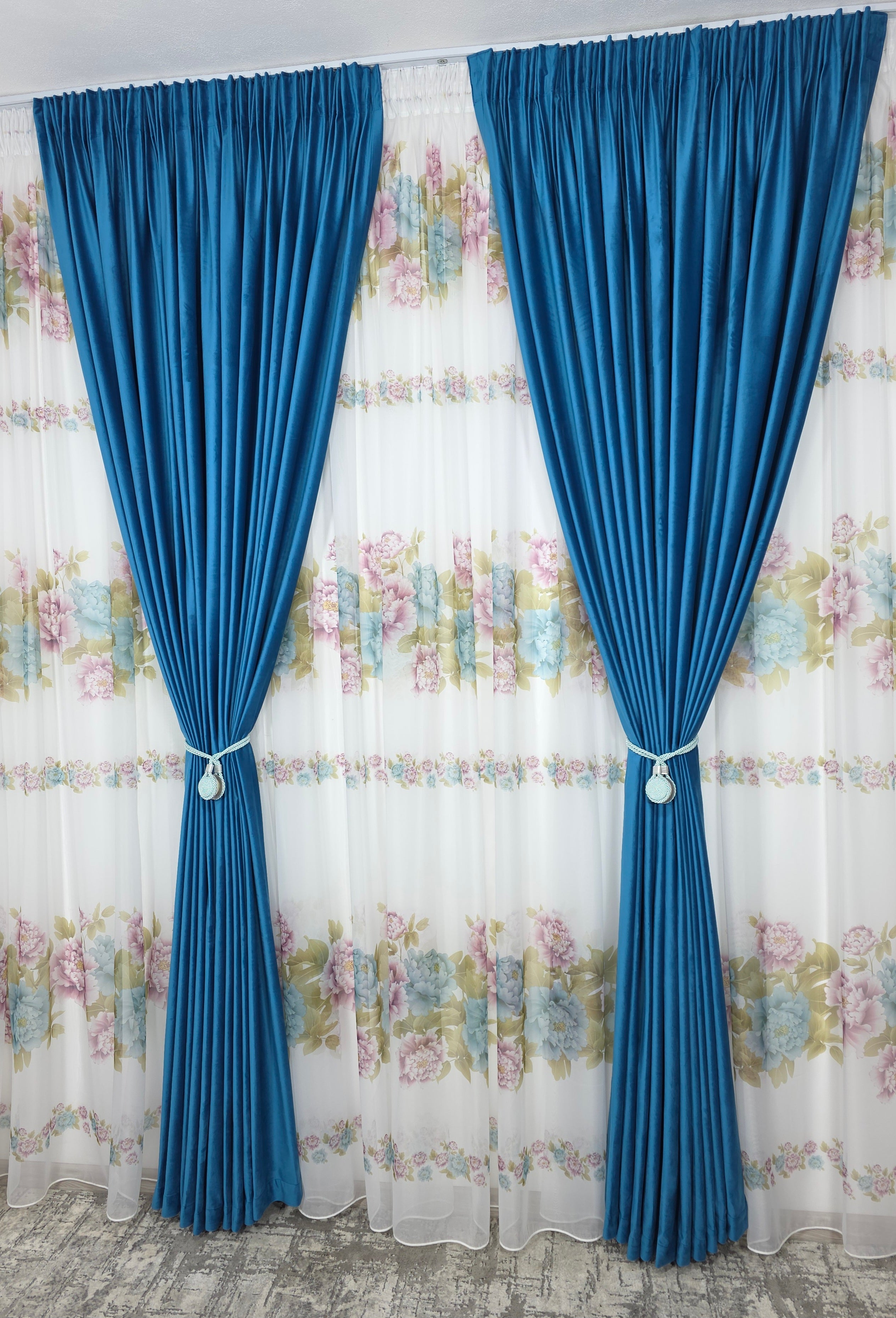Set Grădină în Azur: Perdea Din Voal Cu Model Floral Si Draperie Catifea Turcoaz