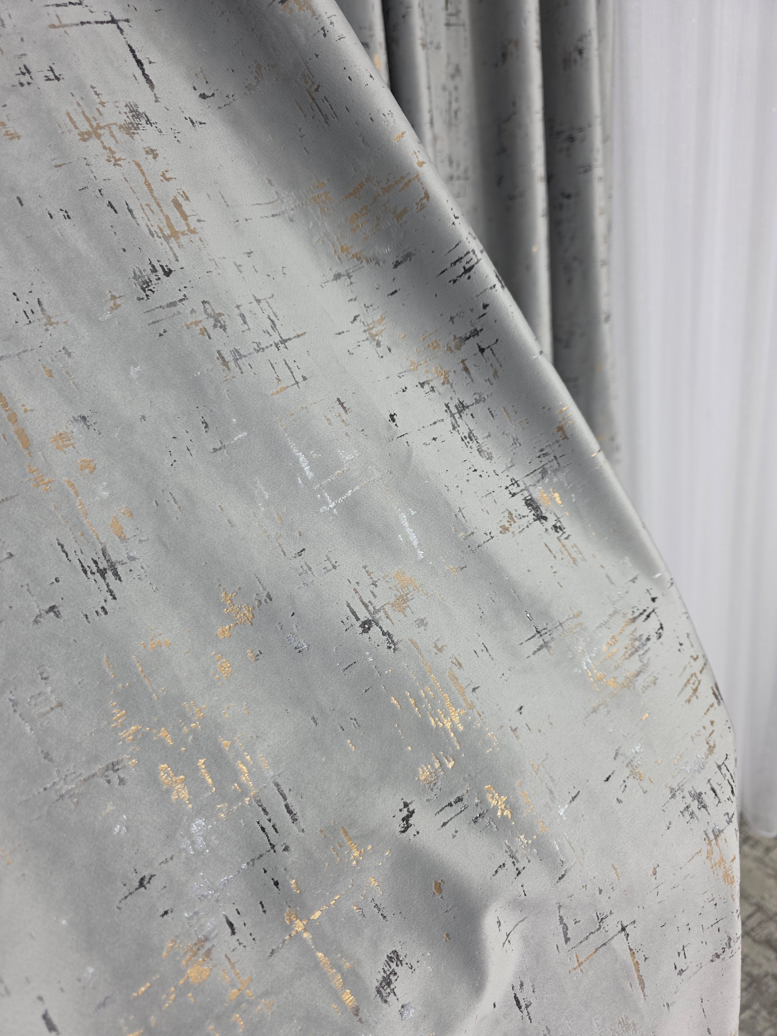 Colectia Royal: Perdea Alba Din Matase Cu Insertii Aurii Varianta 2 Si Draperie Catifea Gri Deschis Cu Insertii