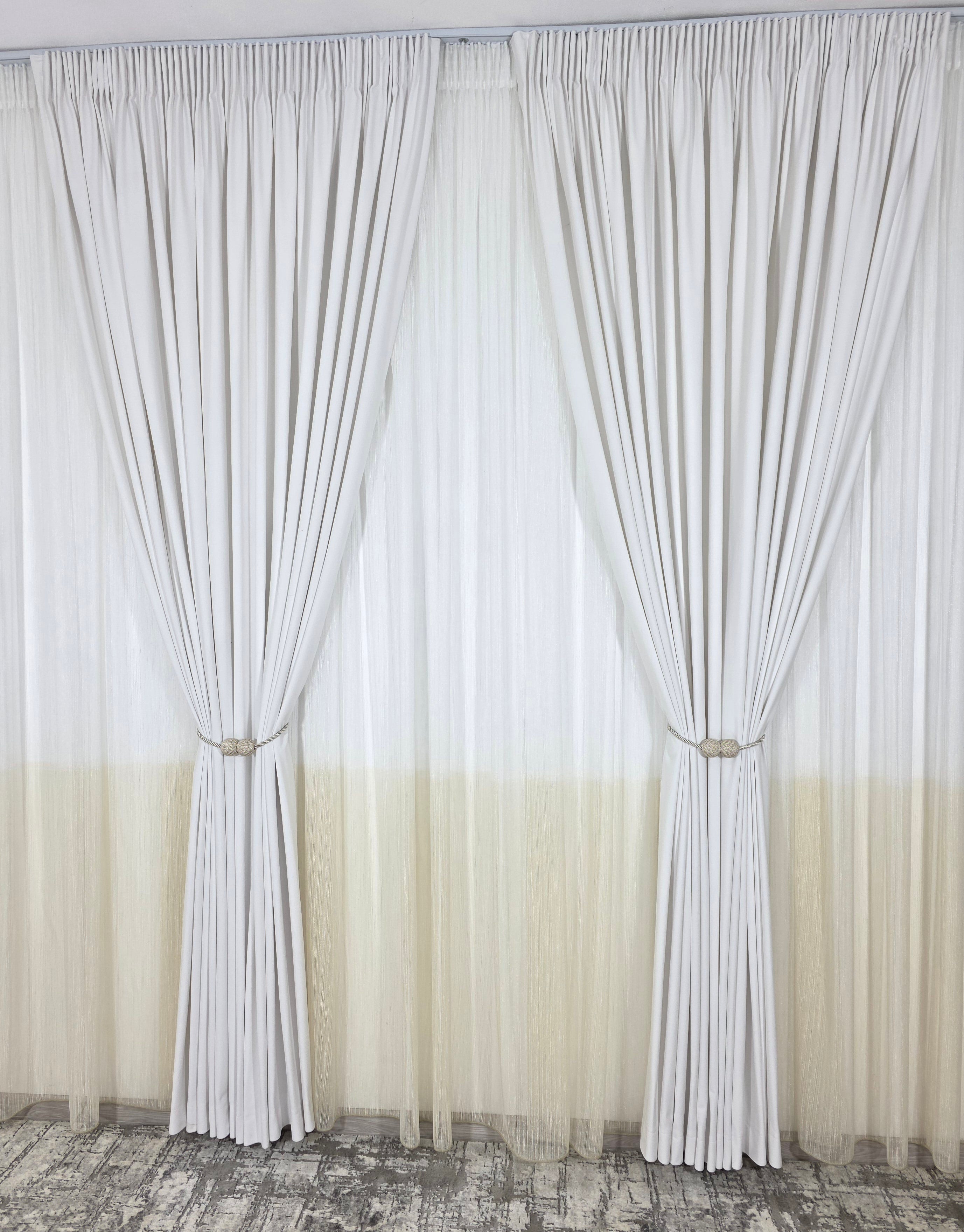 Set Dove: perdea in doua culori alb-crem tip borangic si draperie catifea alba