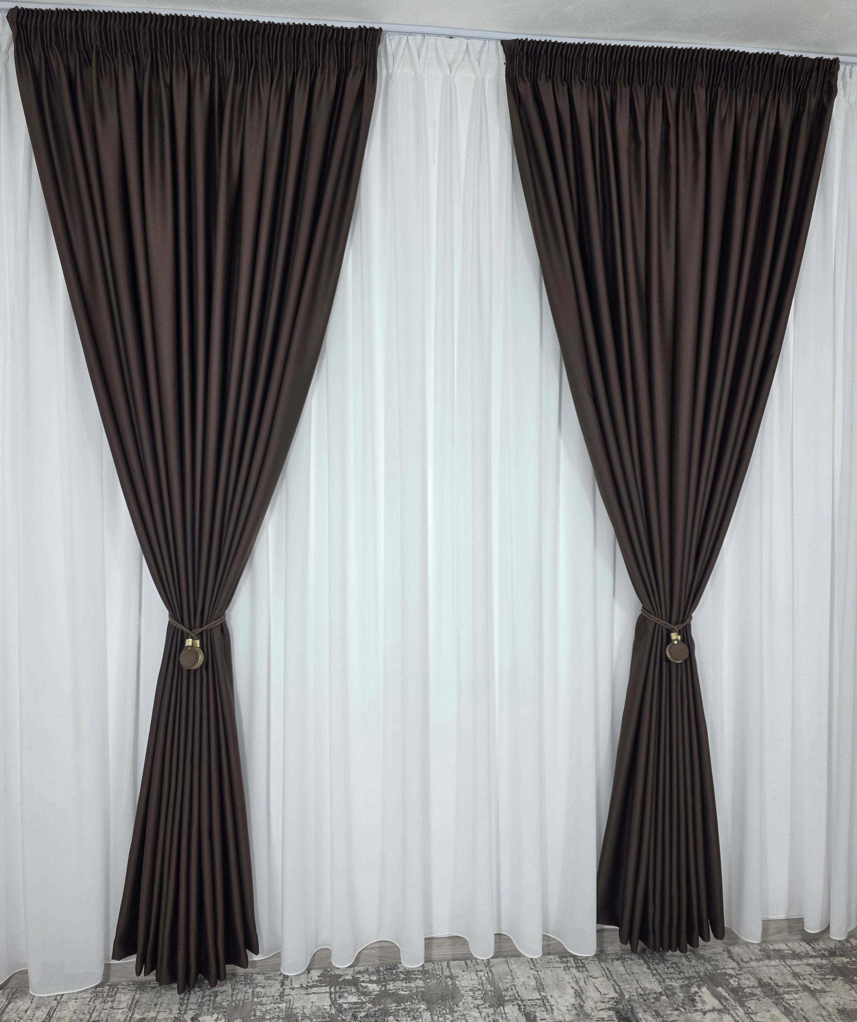 Colectia Blackout: Perdea Matase Alba Si Draperie Maro Blackout 98%
