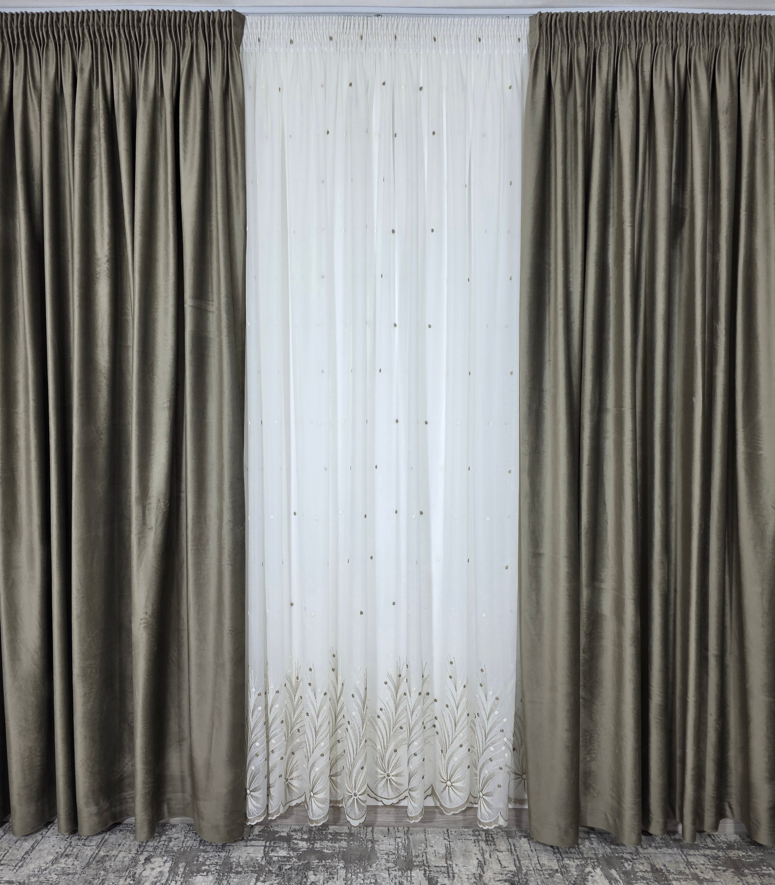 Set Gabriela: perdea ivoire in cristal cu broderie bej si draperie catifea bej inchis