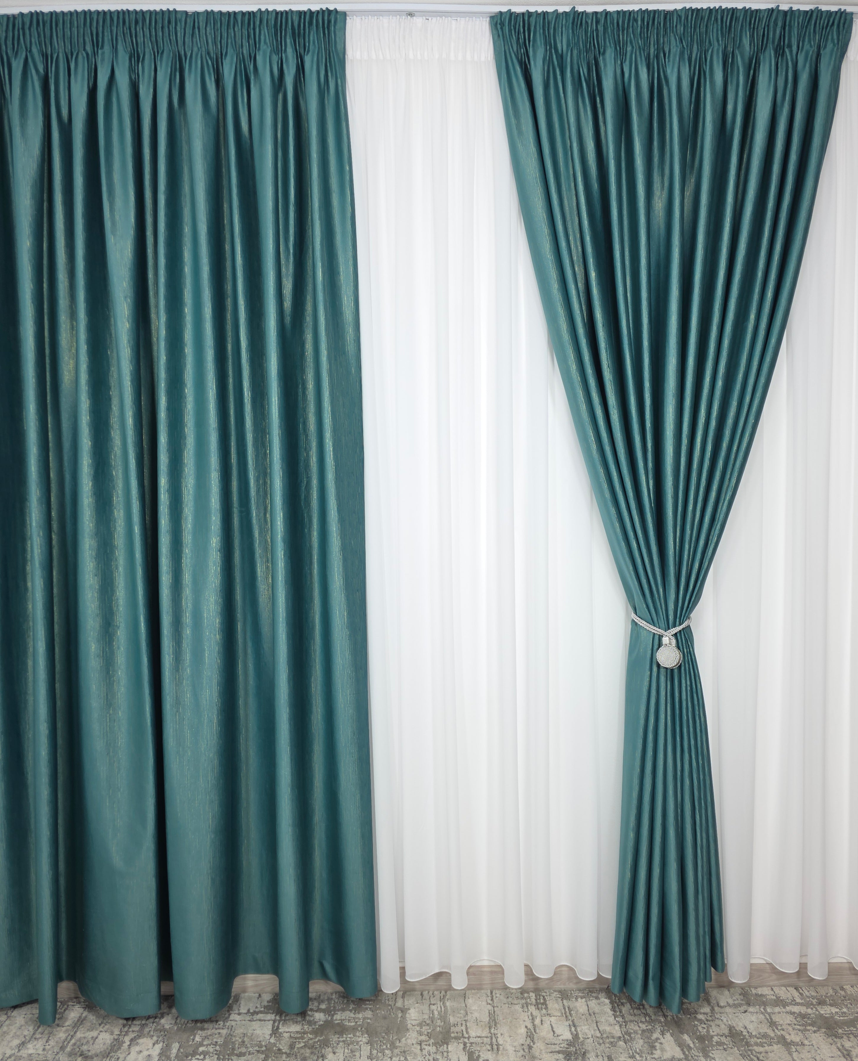 Colecția Liniștea de Aur: Perdea voal alb premium si Draperie Rolex din catifea verde turcoaz cu sclipici auriu