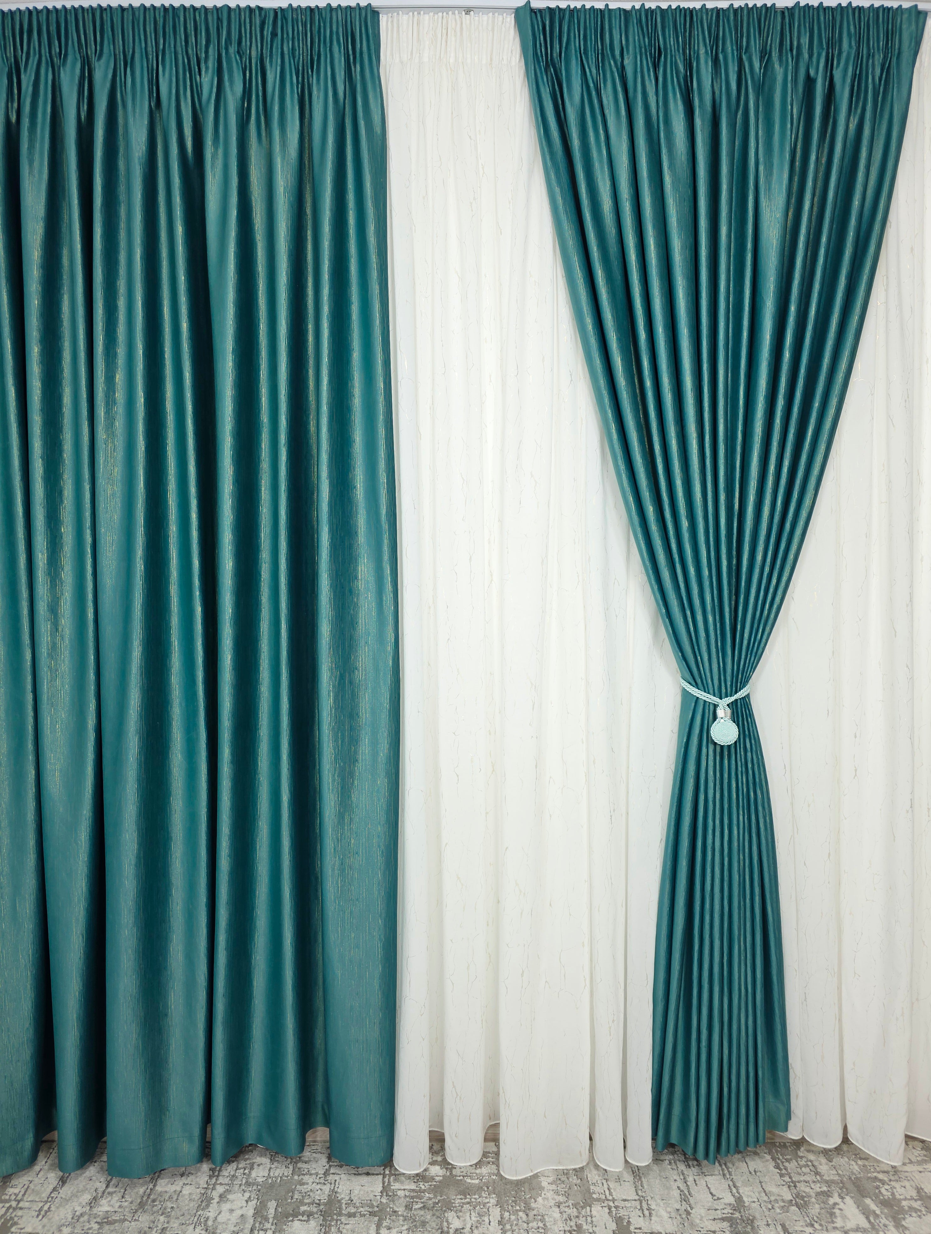 Colectia Valencia: Perdea Alba Din Matase Cu Insertii Aurii Varianta 1 Si Draperie Rolex Catifea Verde Turcoaz Cu Sclipici Auriu