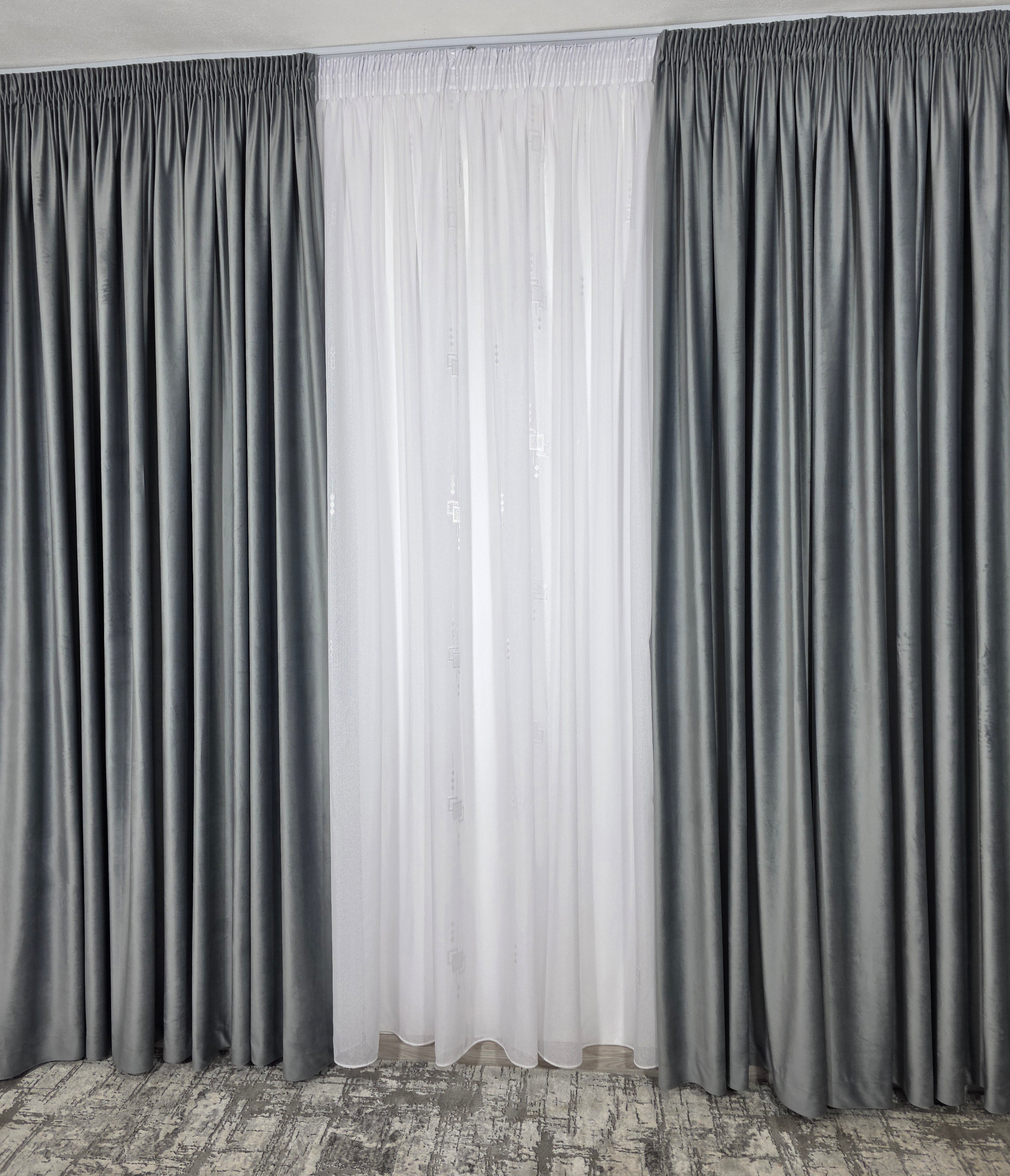 Set Mirabela: perdea alba din in cristal cu forme geometrice si draperie catifea gri deschis