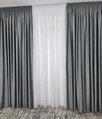 Set Mirabela: perdea alba din in cristal cu forme geometrice si draperie catifea gri deschis