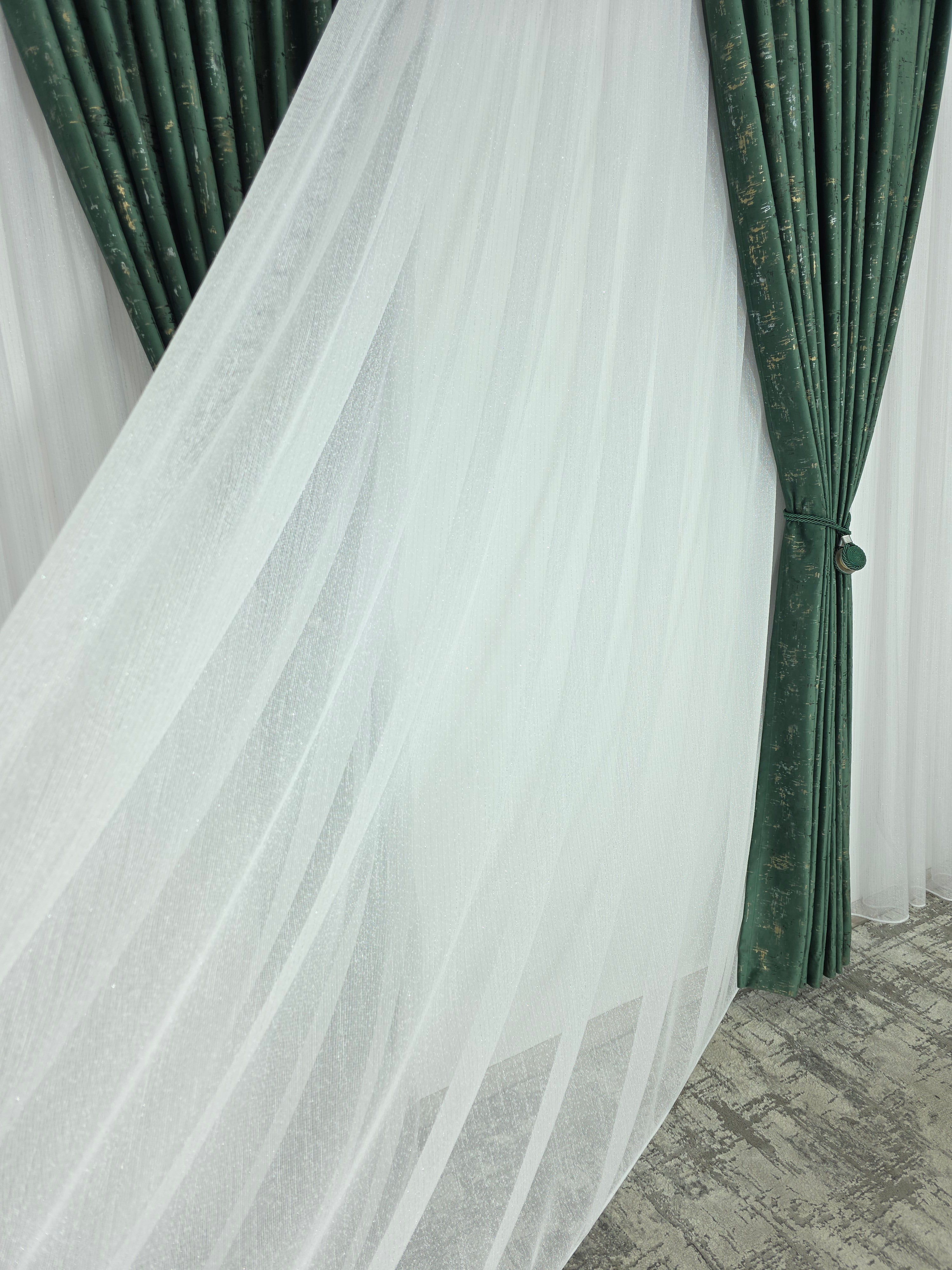 Colectia Pandantiv: Perdea Alba Din Borangic Cu Sidef Argintiu Si Draperie Catifea Verde Smarald Cu Insertii