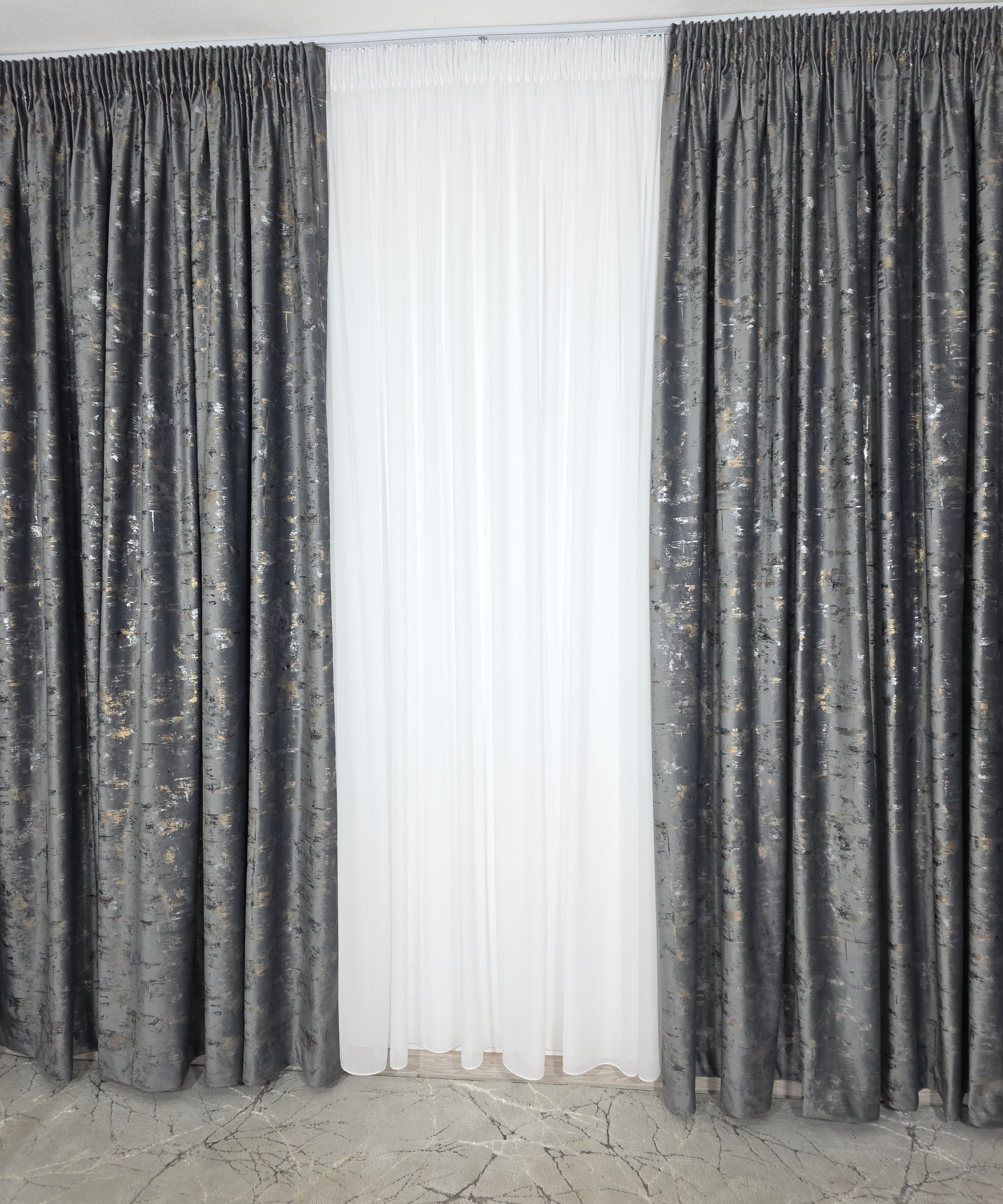 Colectia Elegance: Perdea Voal Premium Si Draperie Catifea Gri Inchis Cu Insertii model Golden