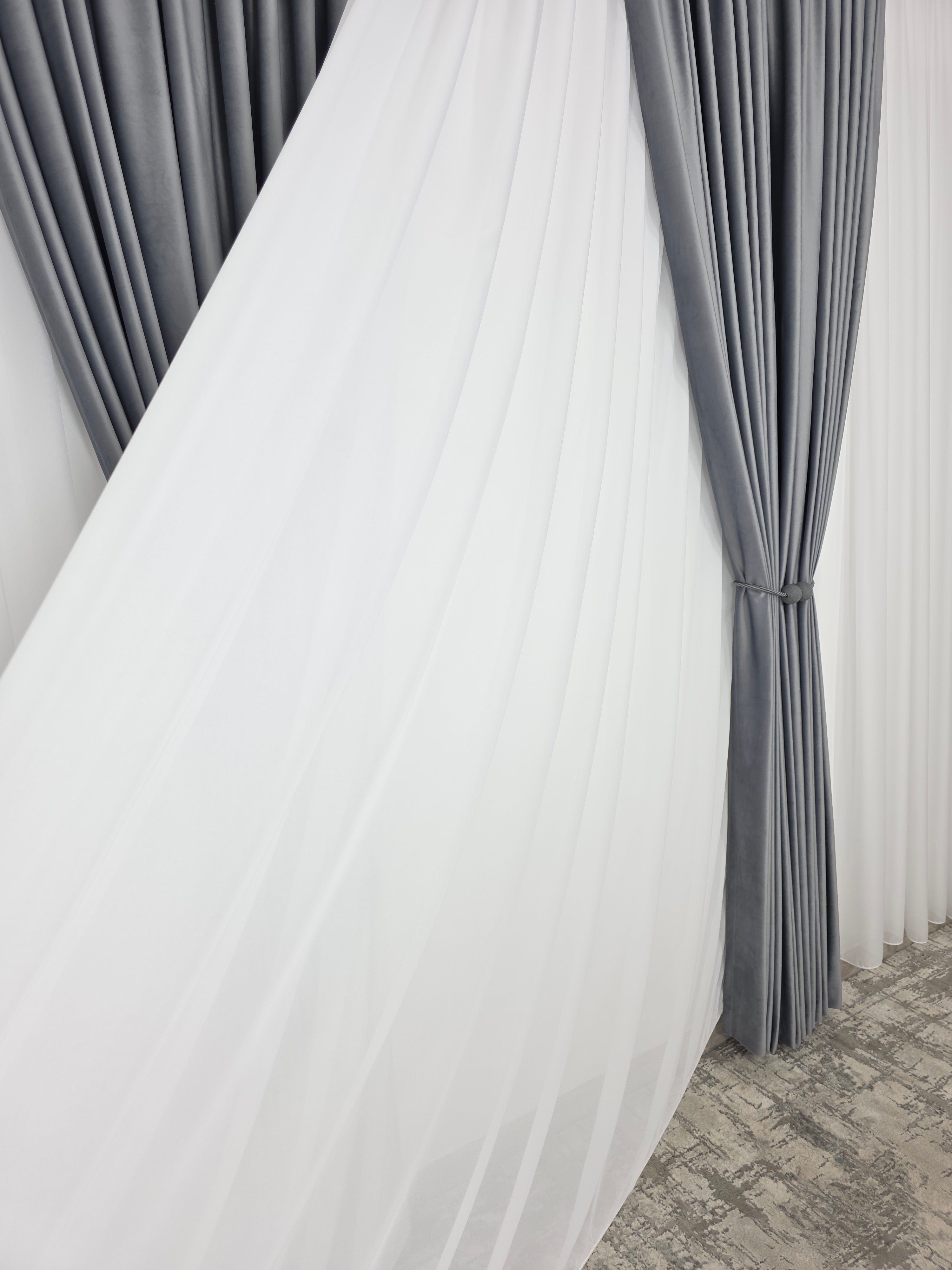Set Gri Ciment: Perdea Voal Premium Si Draperie Catifea Gri Mediu