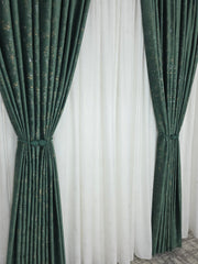 Colectia Royal: Perdea Alba Din Matase Cu Insertii Aurii Varianta 2 Si Draperie Catifea Verde Smarald Cu Insertii