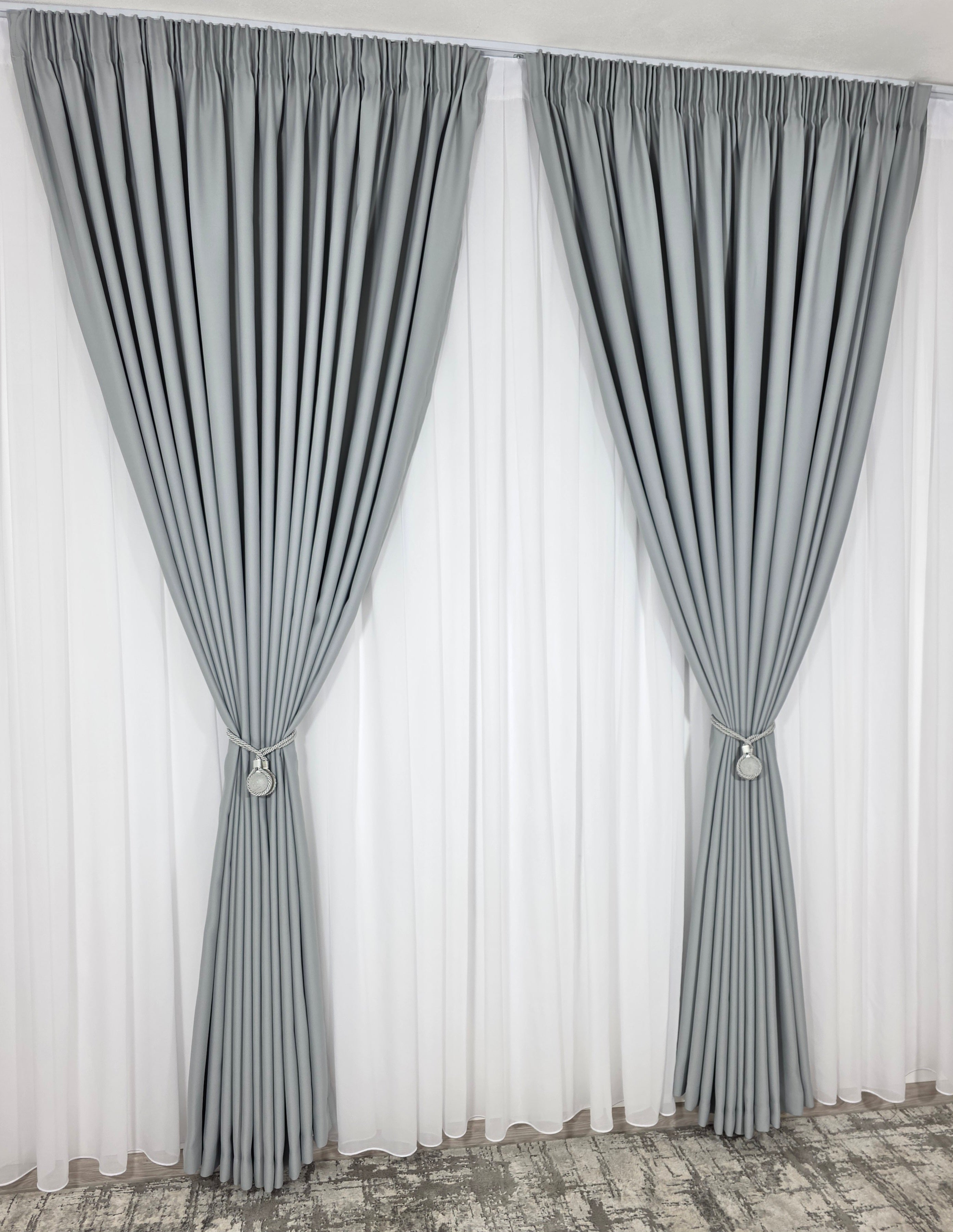 Colectia Blackout: Perdea Matase Alba Si Draperie Gri Deschis Blackout 80%