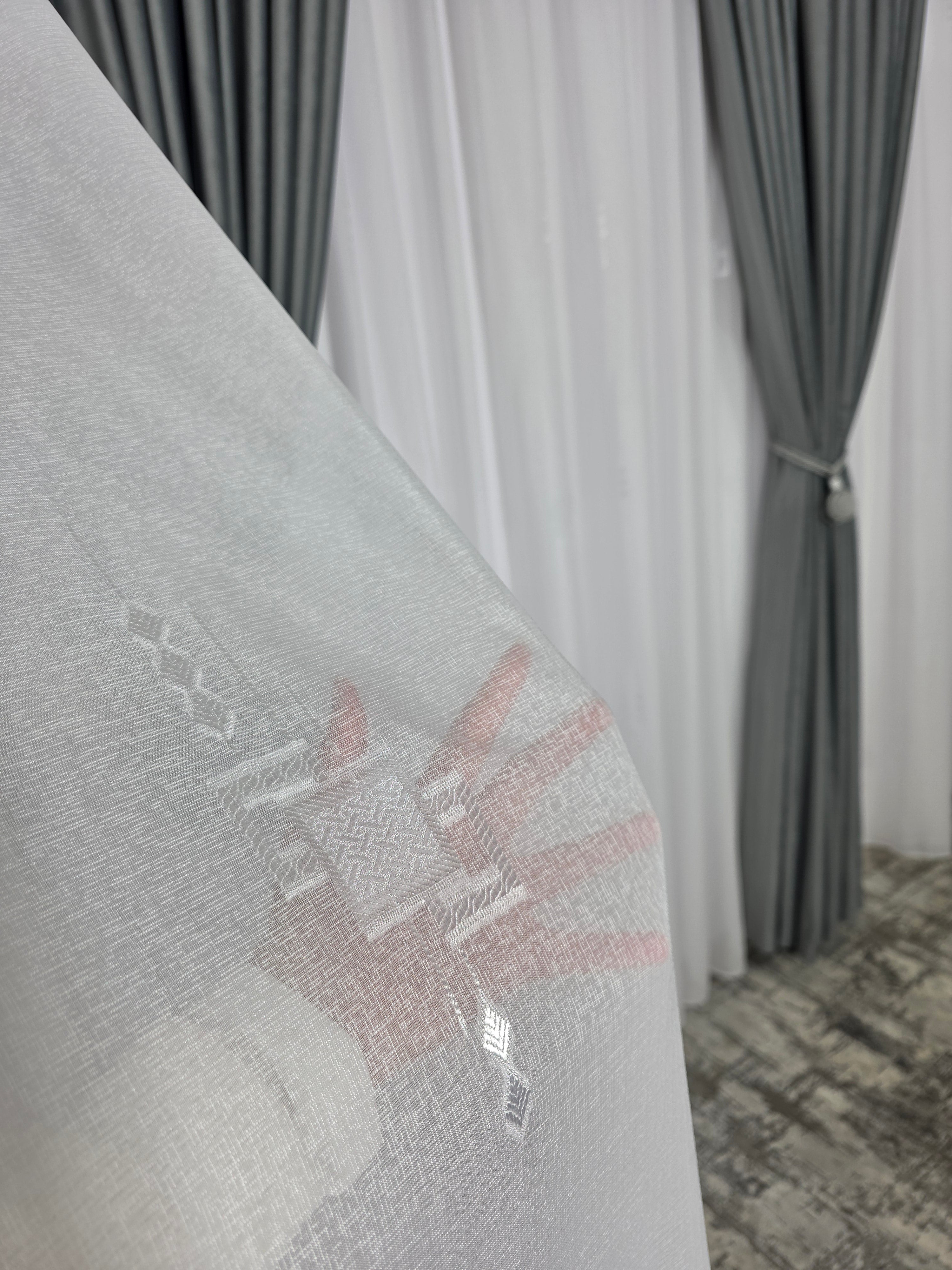 Set Mirabela: perdea alba din in cristal cu forme geometrice si draperie catifea gri deschis