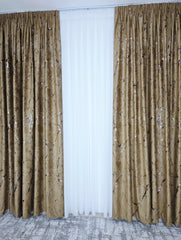 Colectia Amazon Varianta Auriu Bronz: Perdea Nesifonabila Matase Alb Imaculat și Draperie Catifea Cu Insertii Aurii